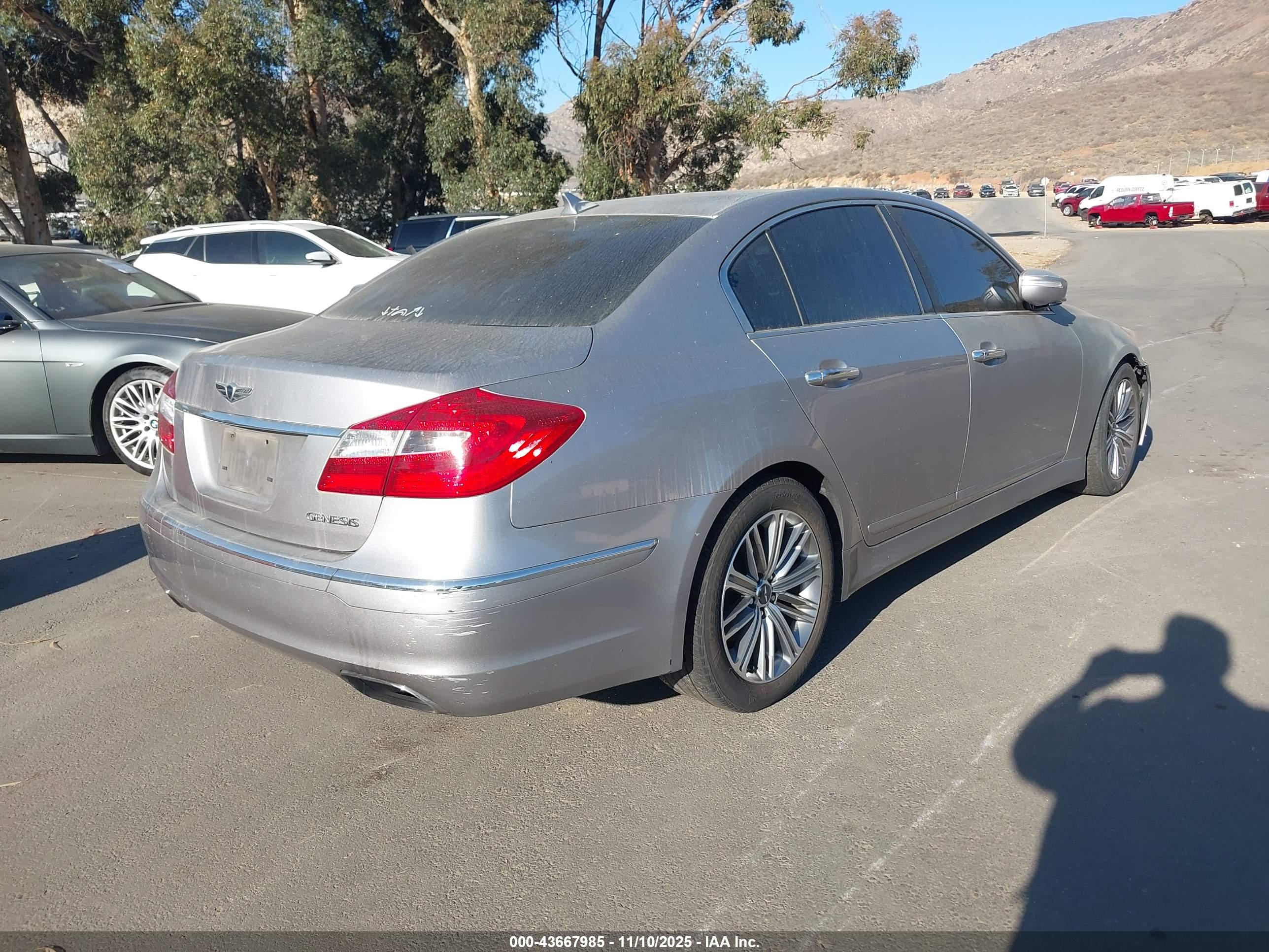 HYUNDAI GENESIS image 4