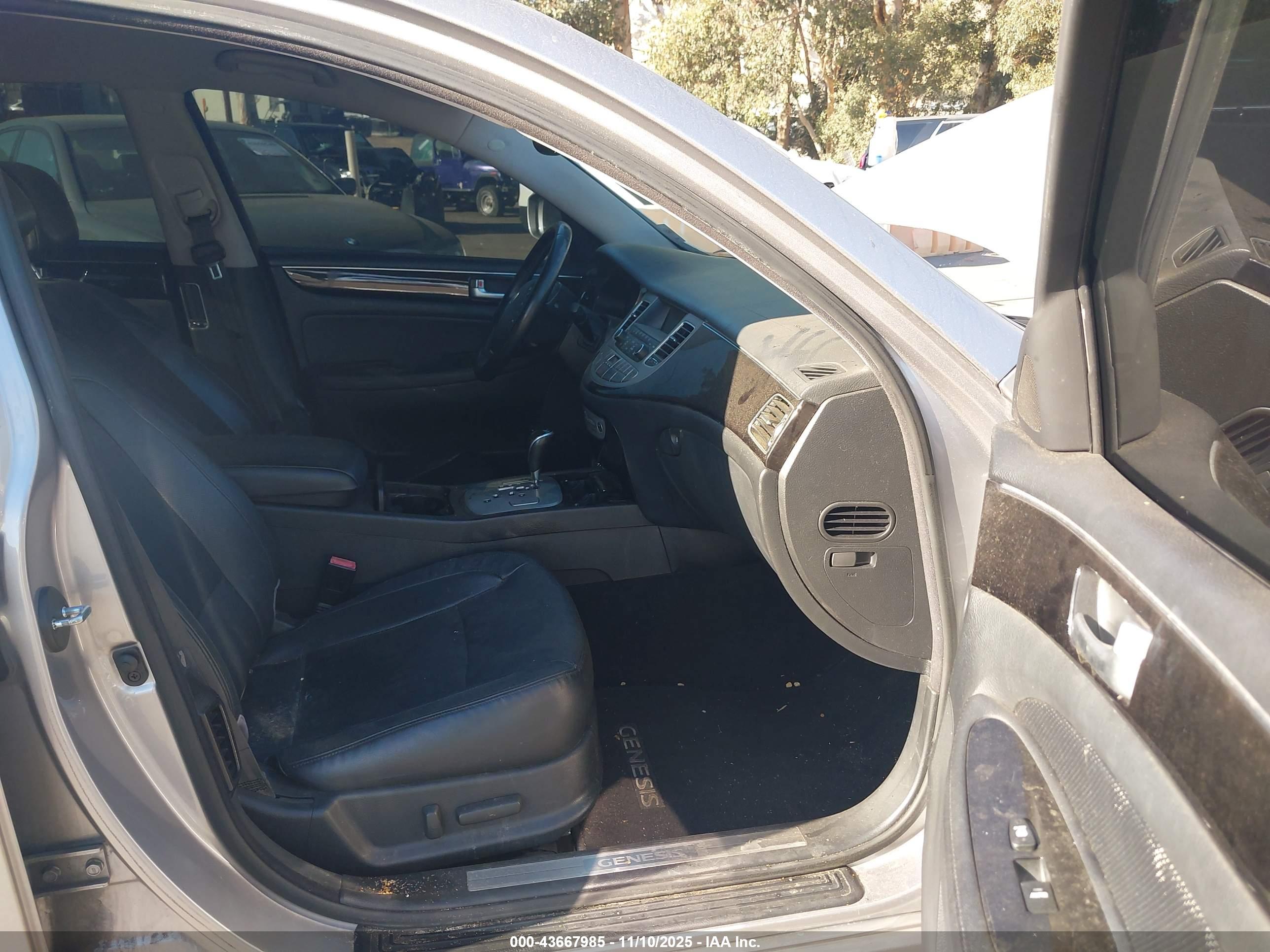 HYUNDAI GENESIS image 5