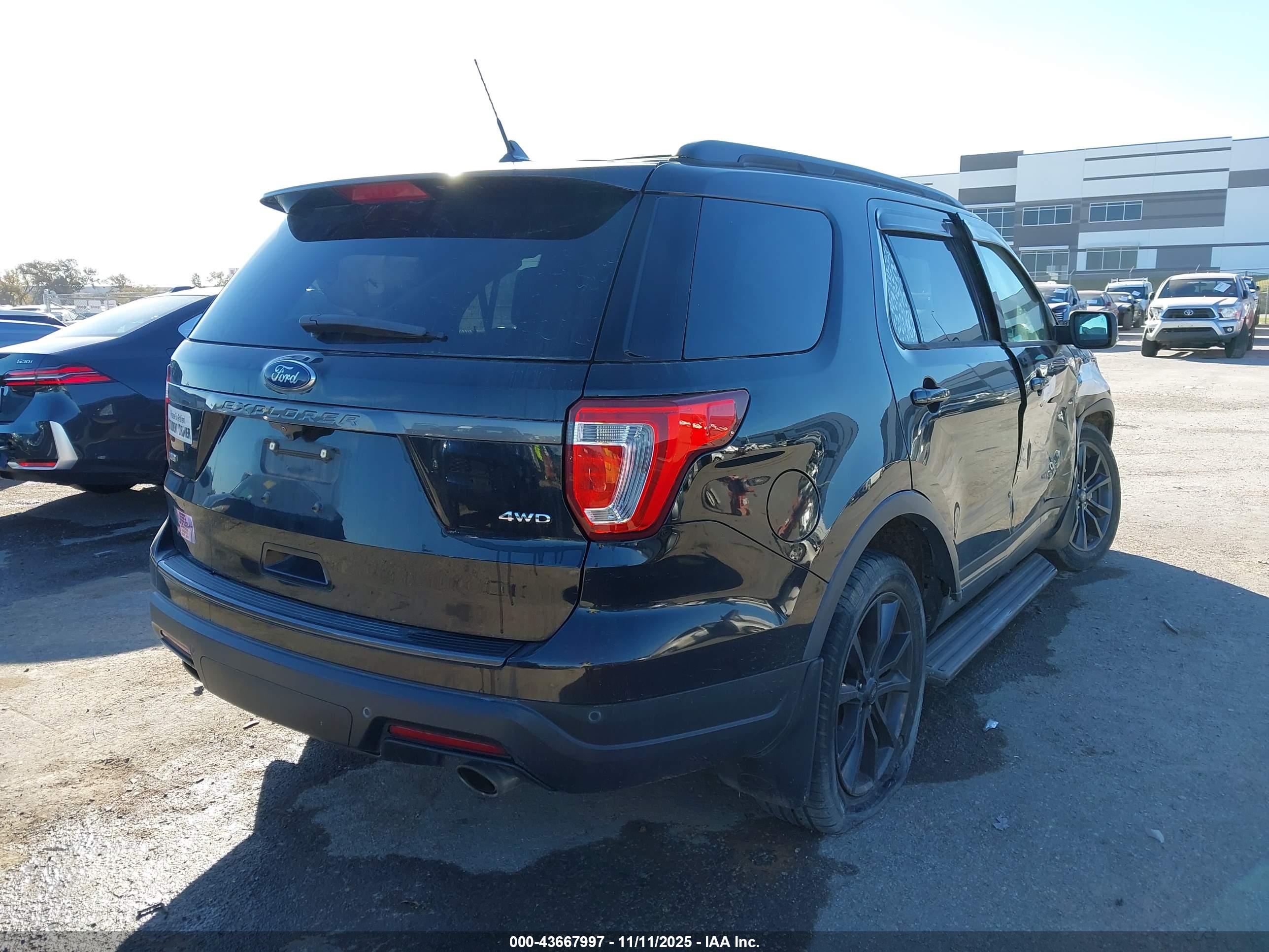 FORD EXPLORER image 4
