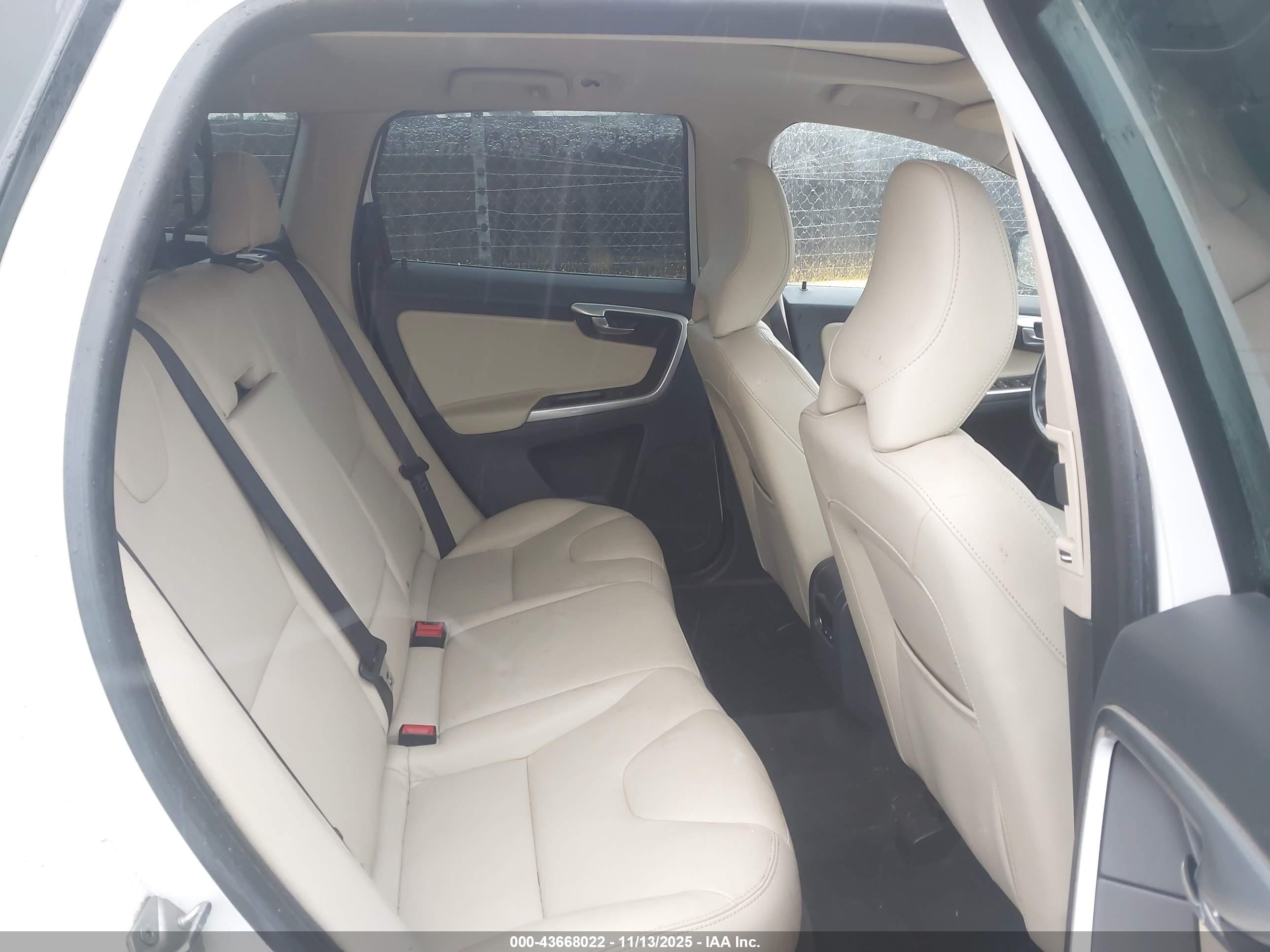 VOLVO XC60 image 8