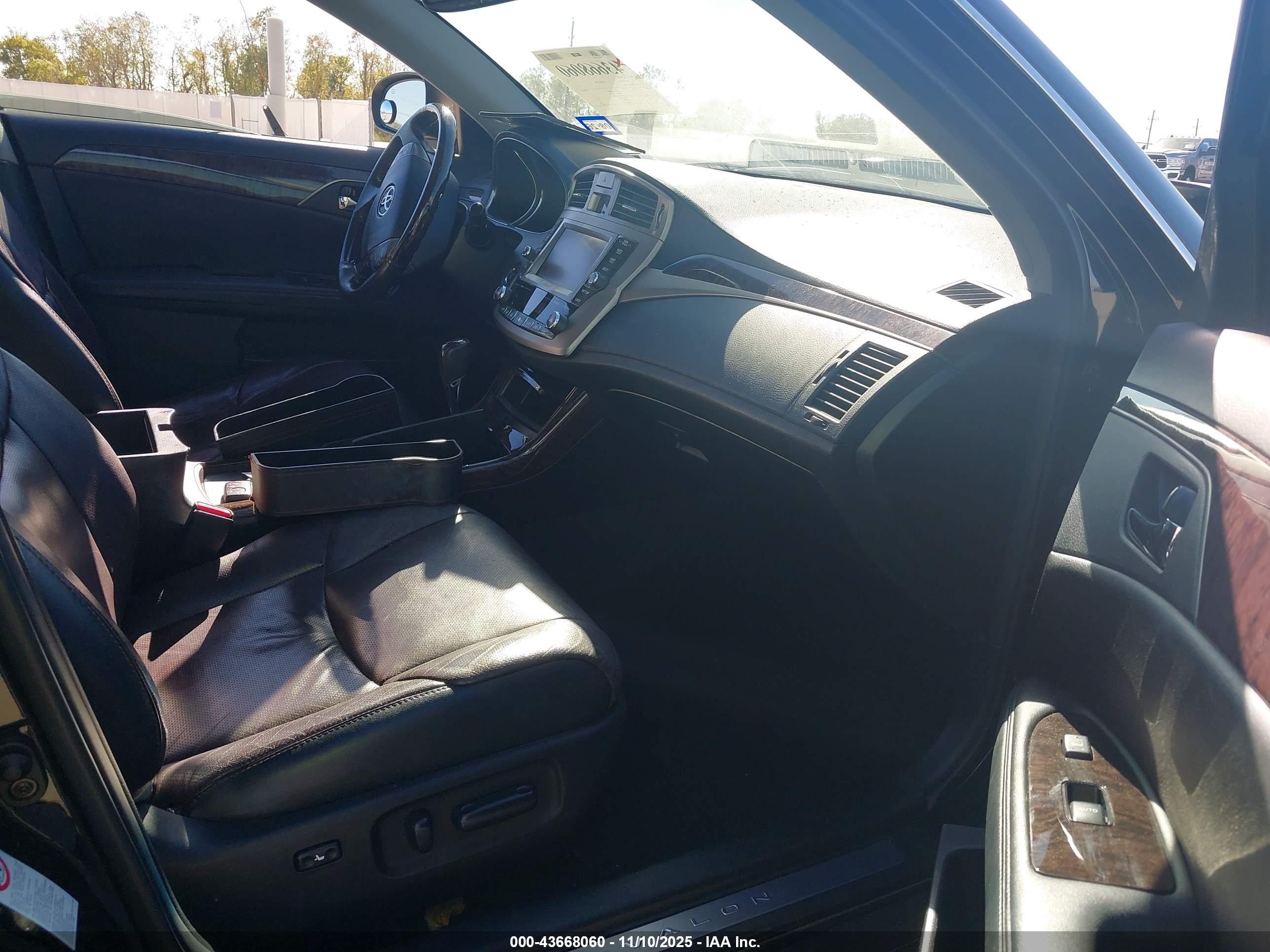 TOYOTA AVALON image 5