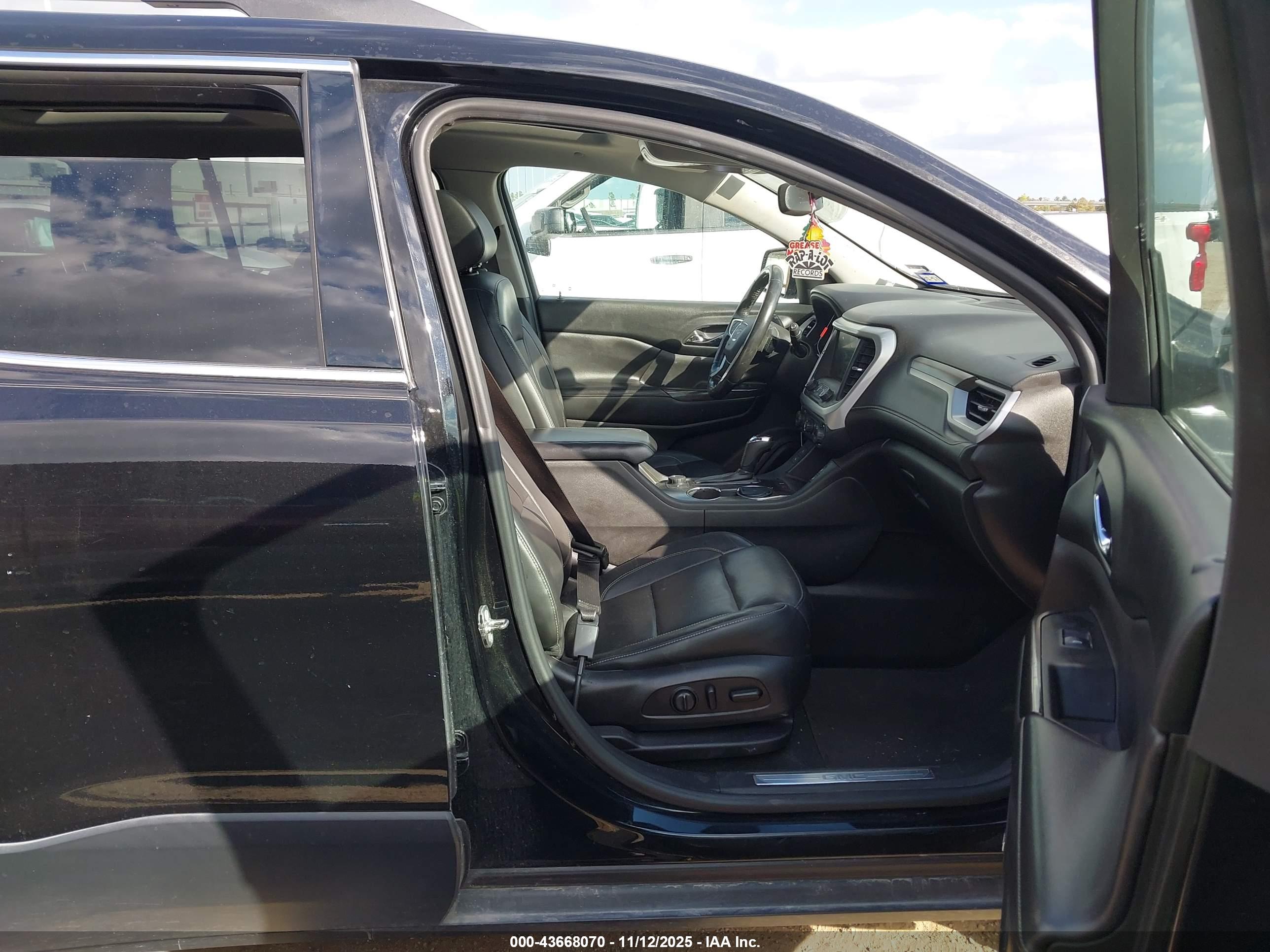 GMC ACADIA image 5