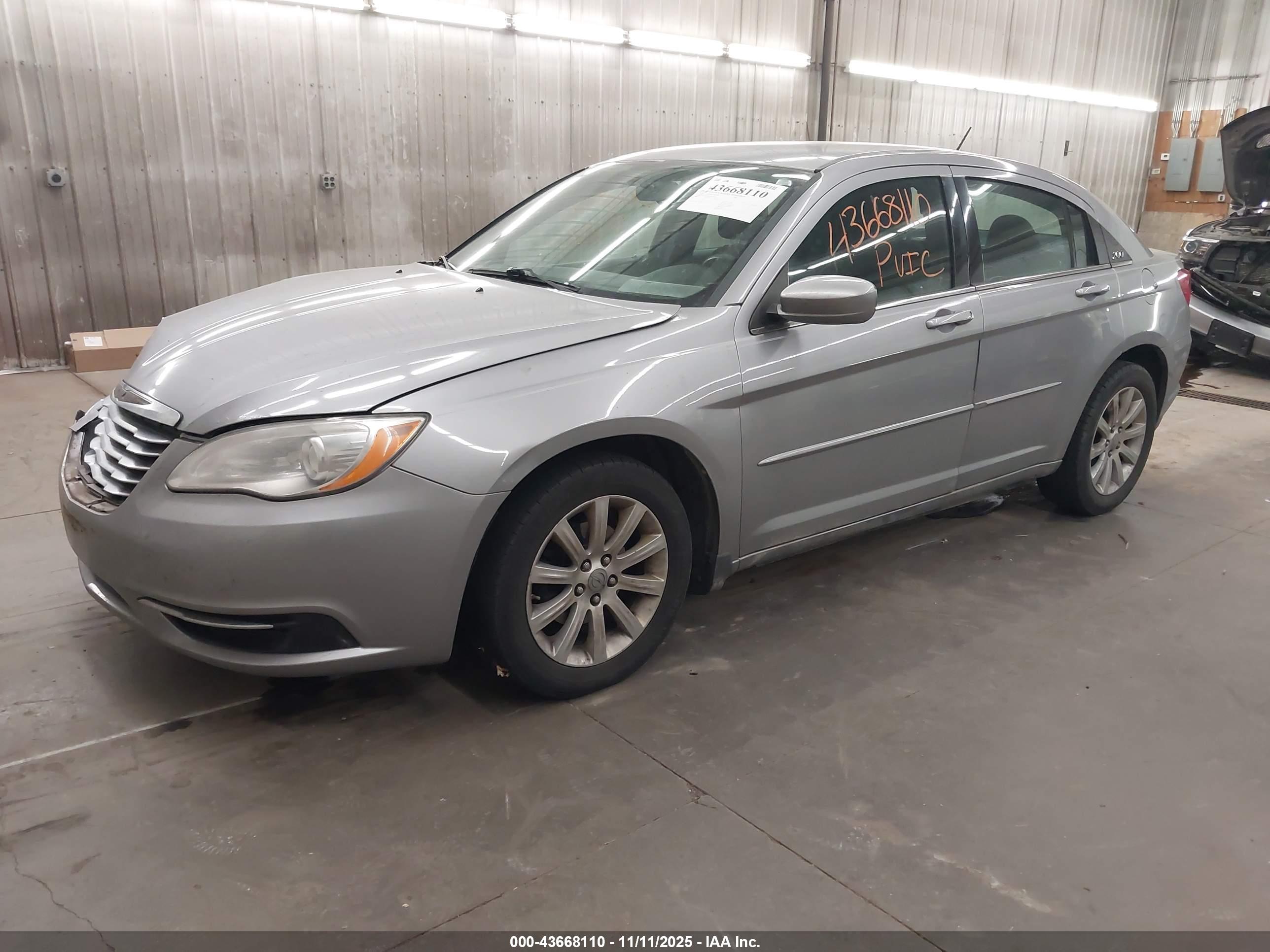 CHRYSLER 200 image 2