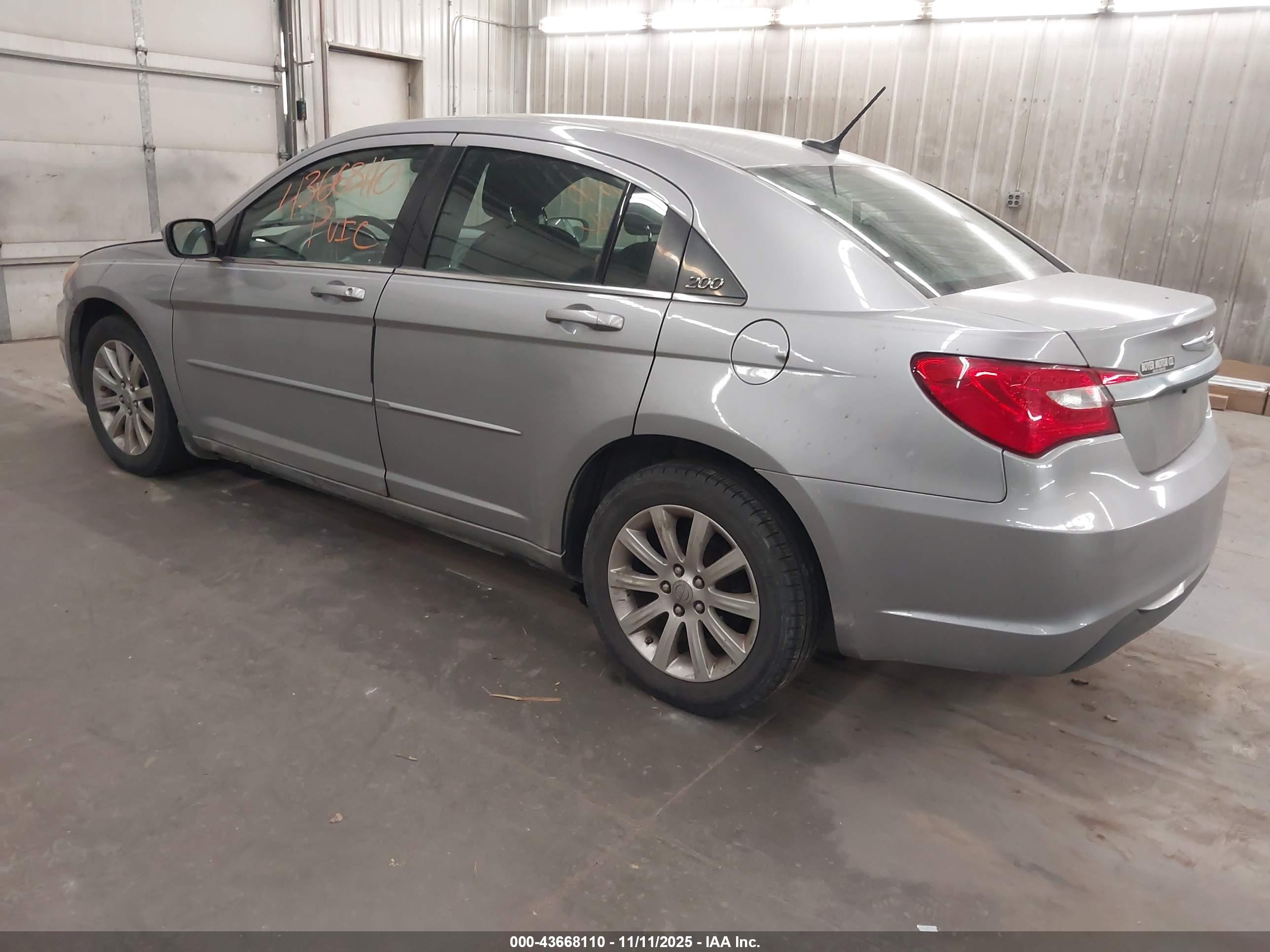 CHRYSLER 200 image 3