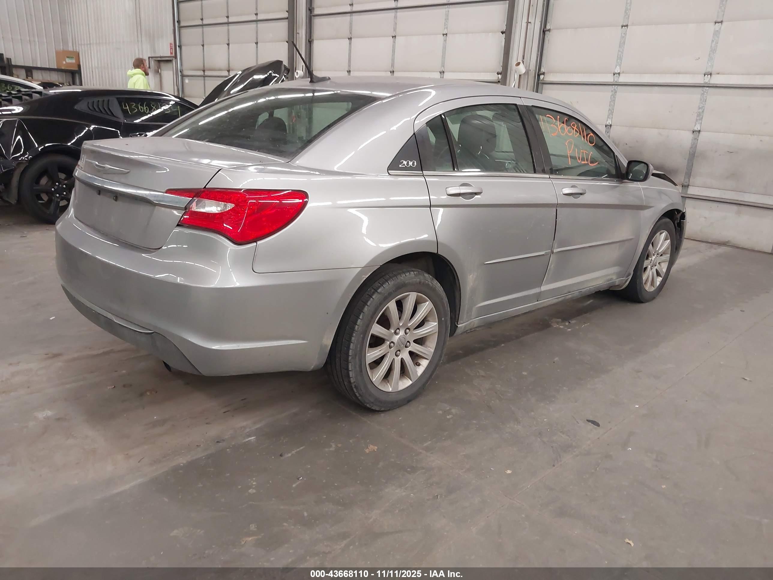 CHRYSLER 200 image 4