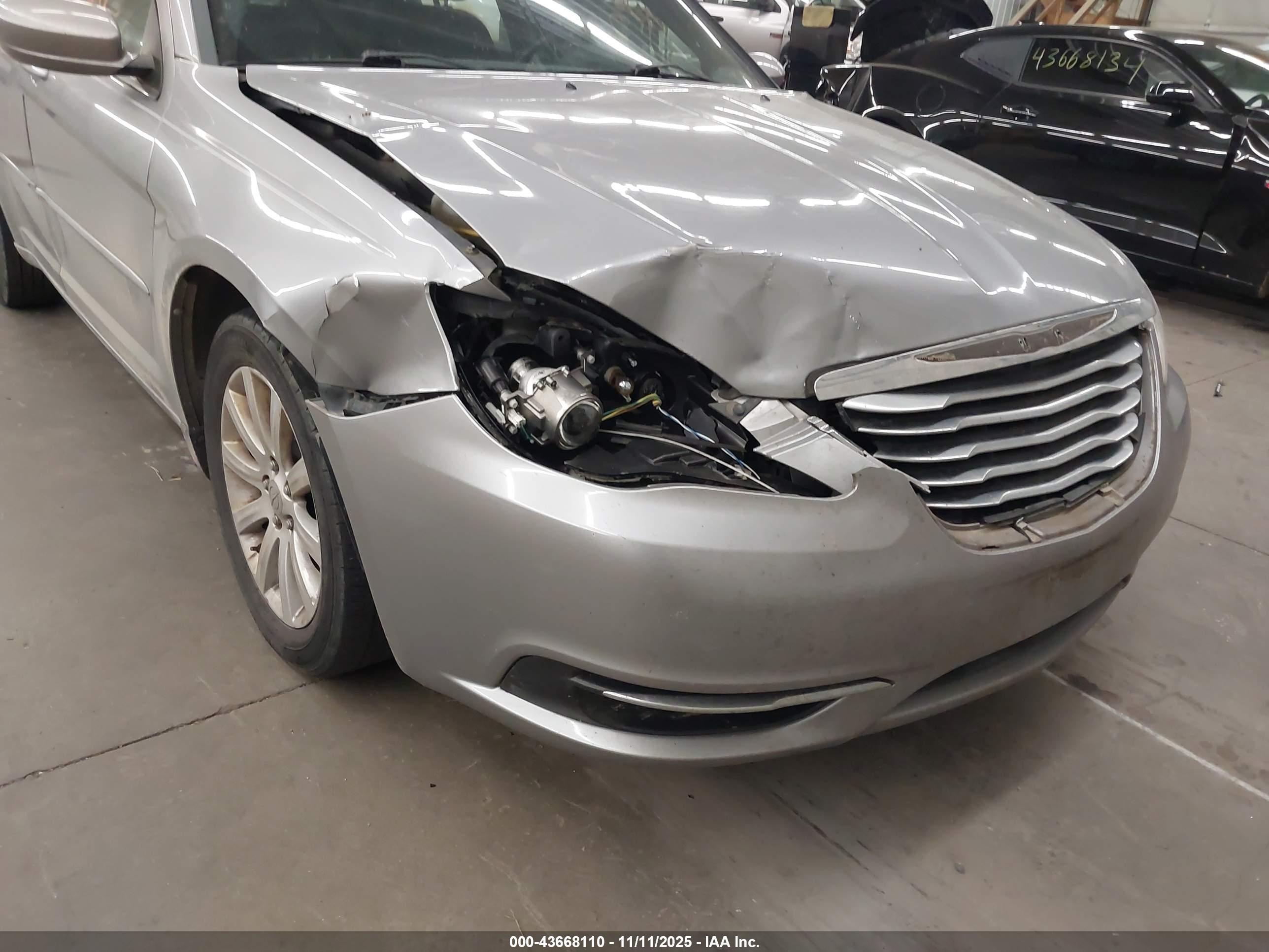 CHRYSLER 200 image 6