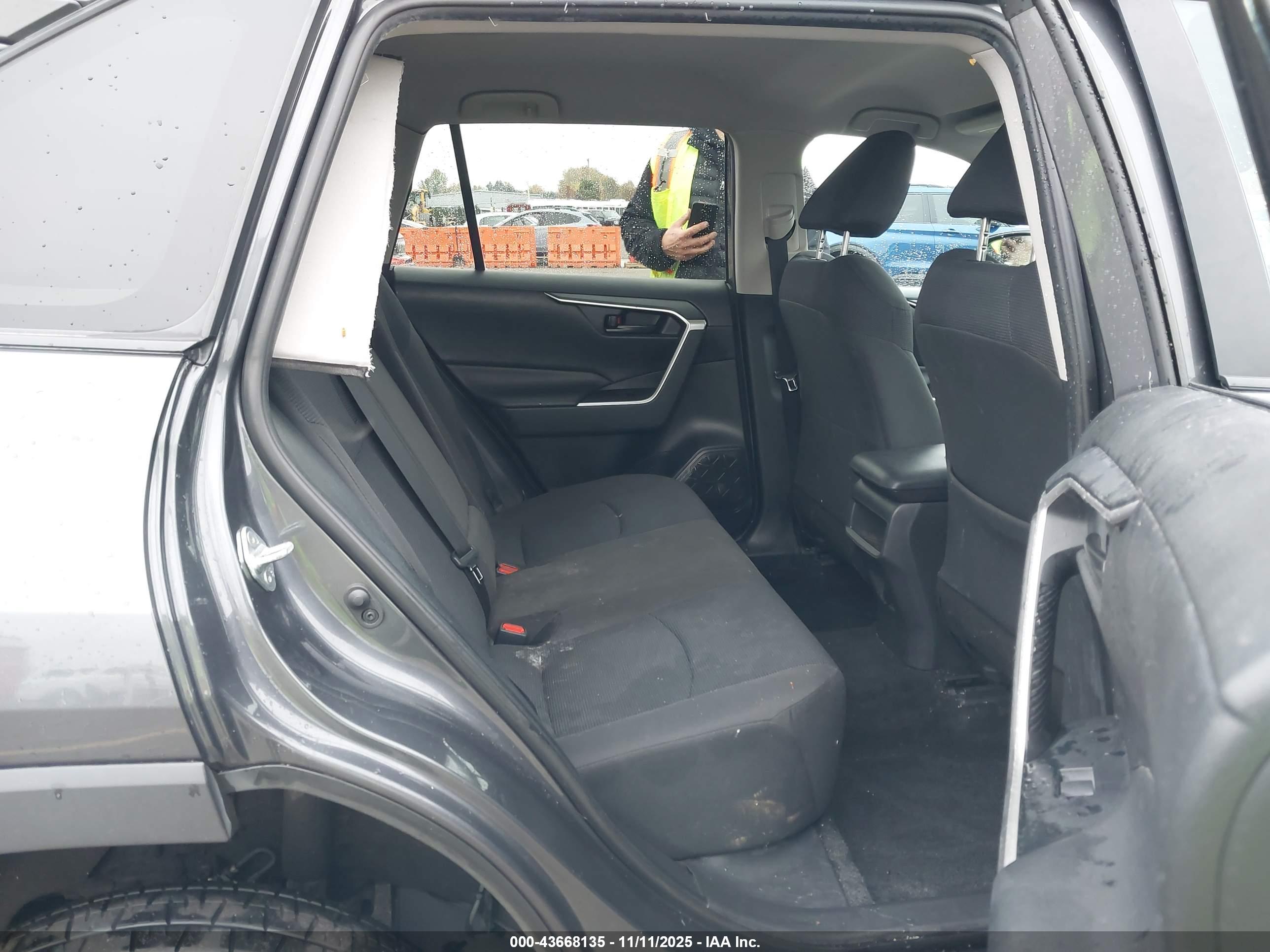 TOYOTA RAV4 image 8