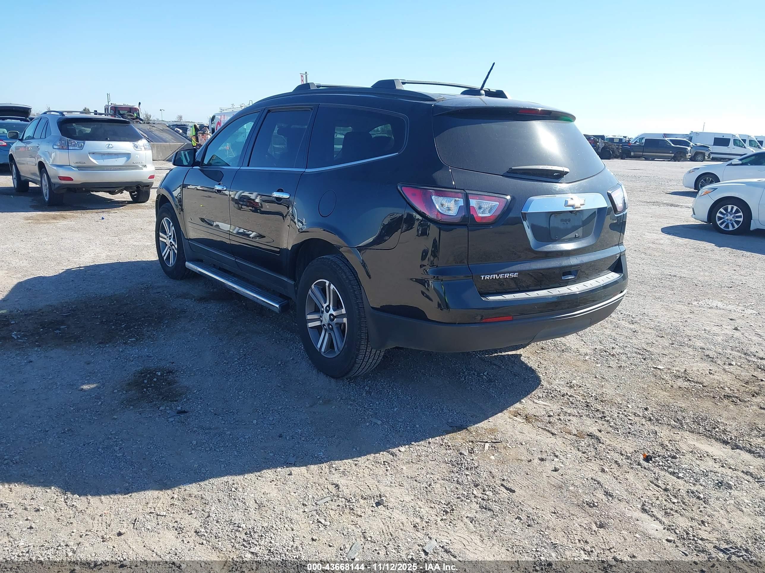 CHEVROLET TRAVERSE image 3