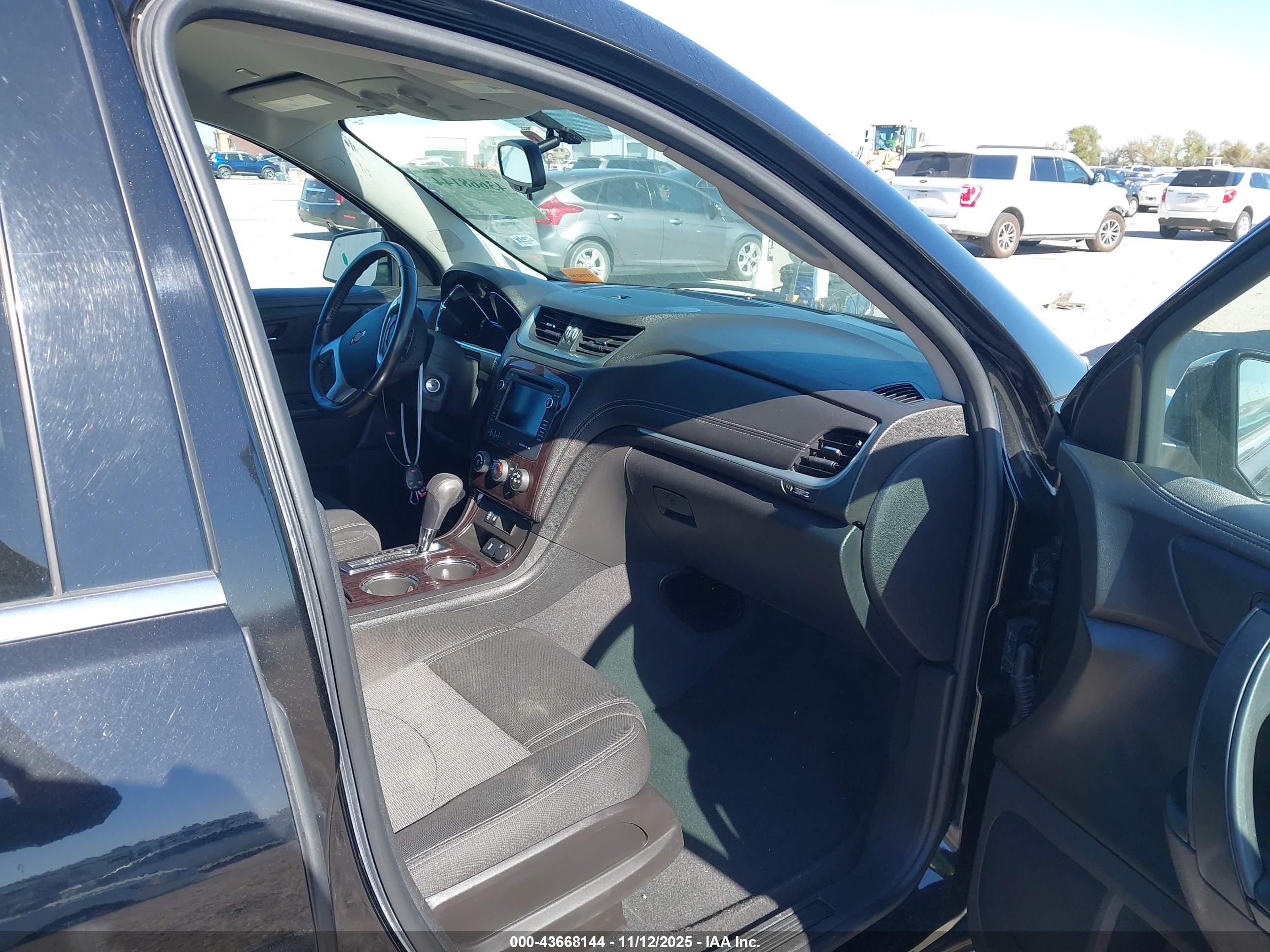 CHEVROLET TRAVERSE image 5