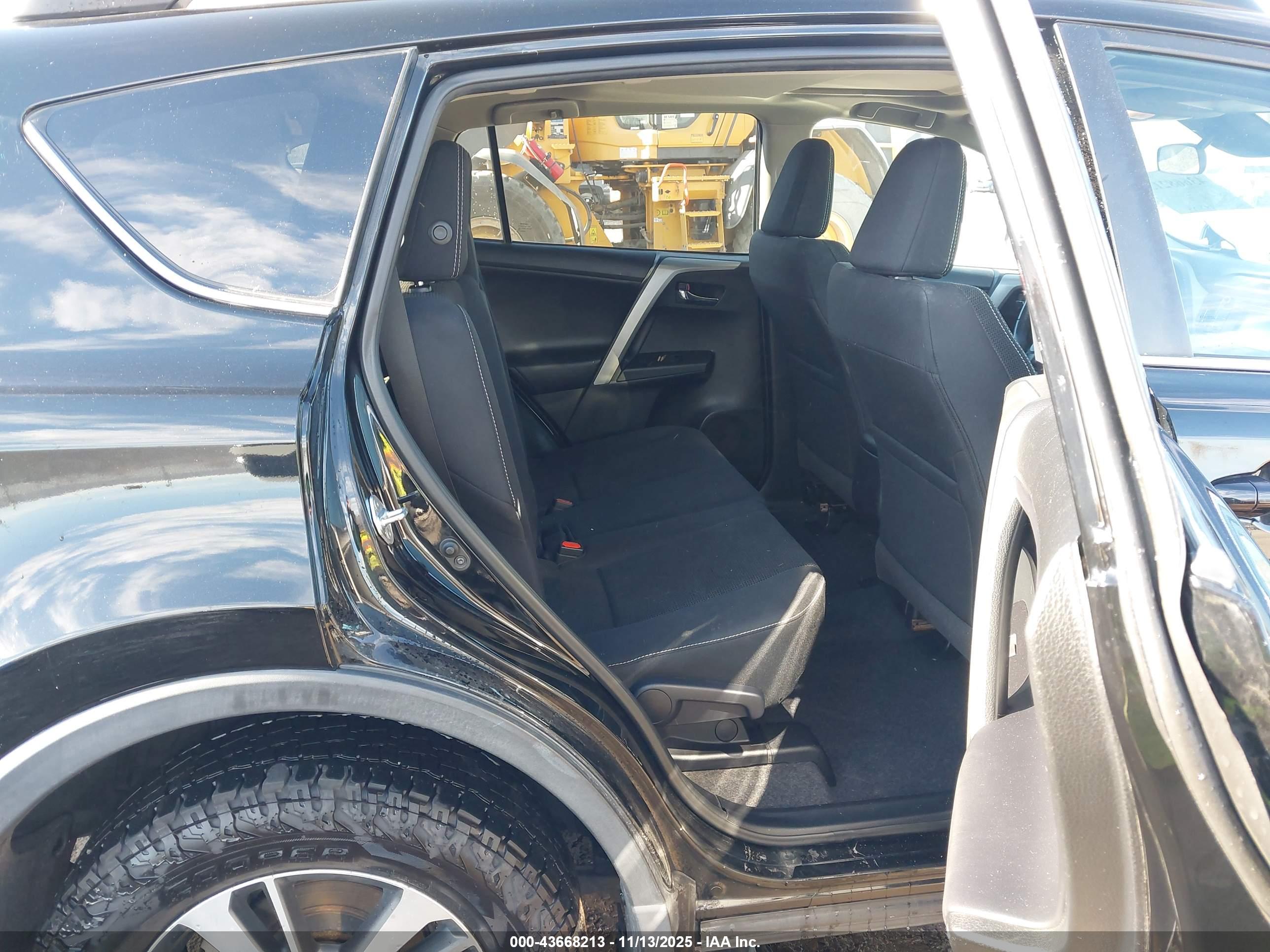 TOYOTA RAV4 image 8
