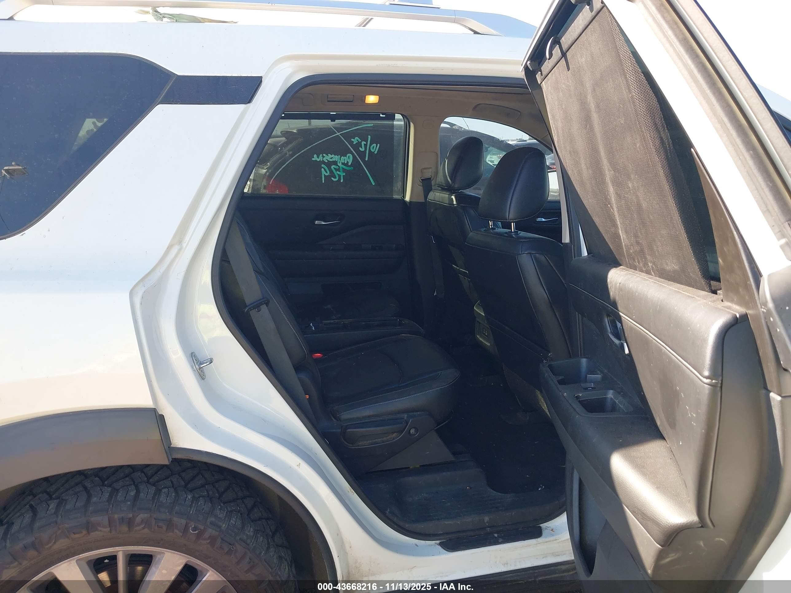 NISSAN PATHFINDER image 8