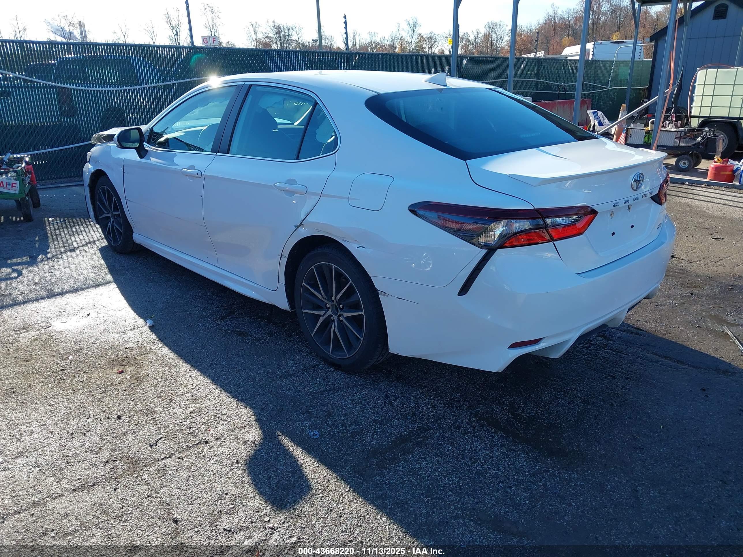 TOYOTA CAMRY image 3