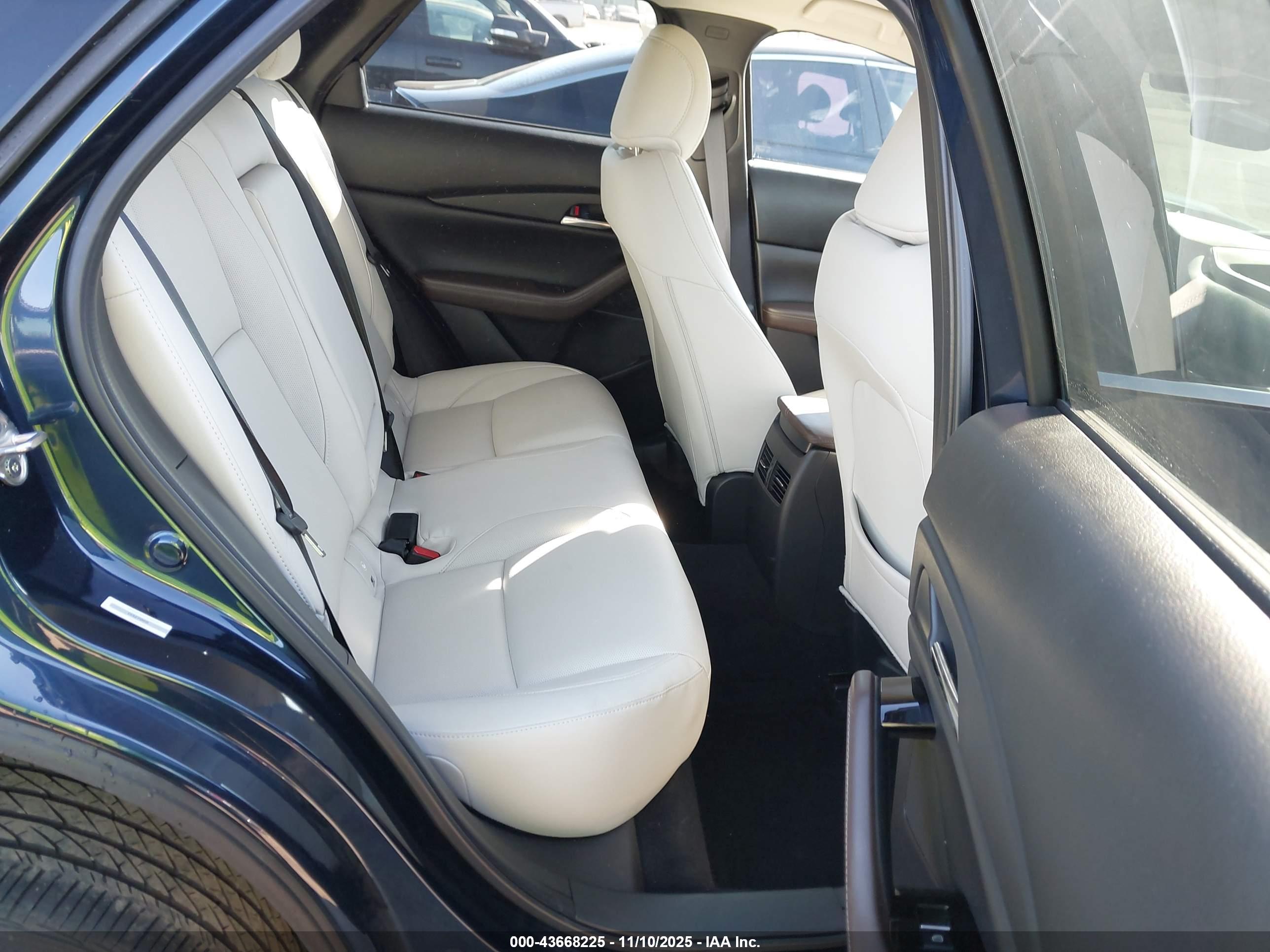MAZDA CX-30 image 8