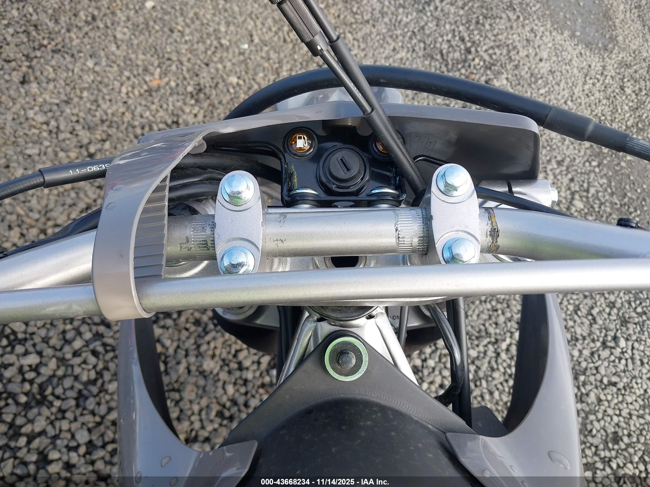 KAWASAKI KLX232 image 7