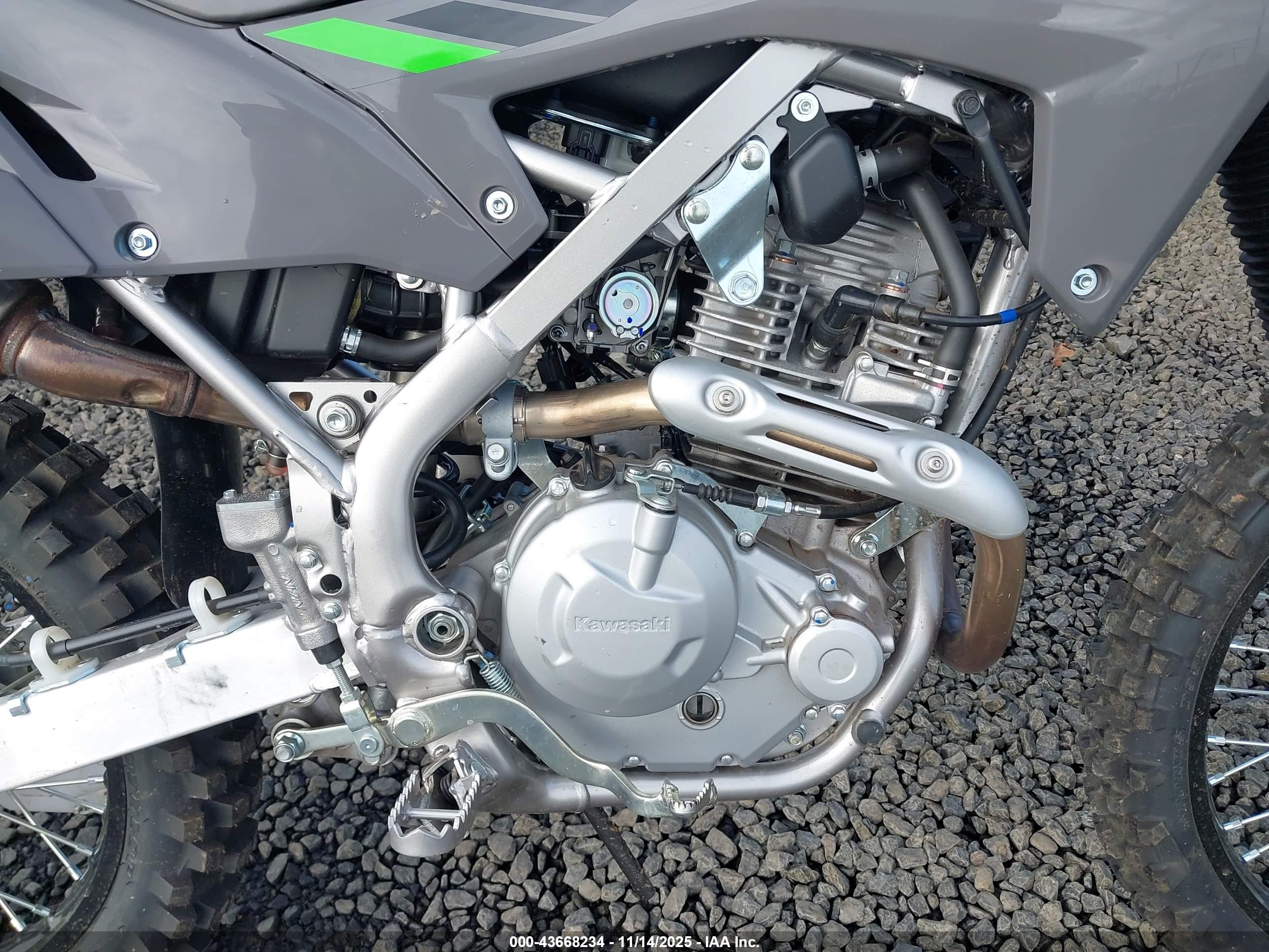 KAWASAKI KLX232 image 8
