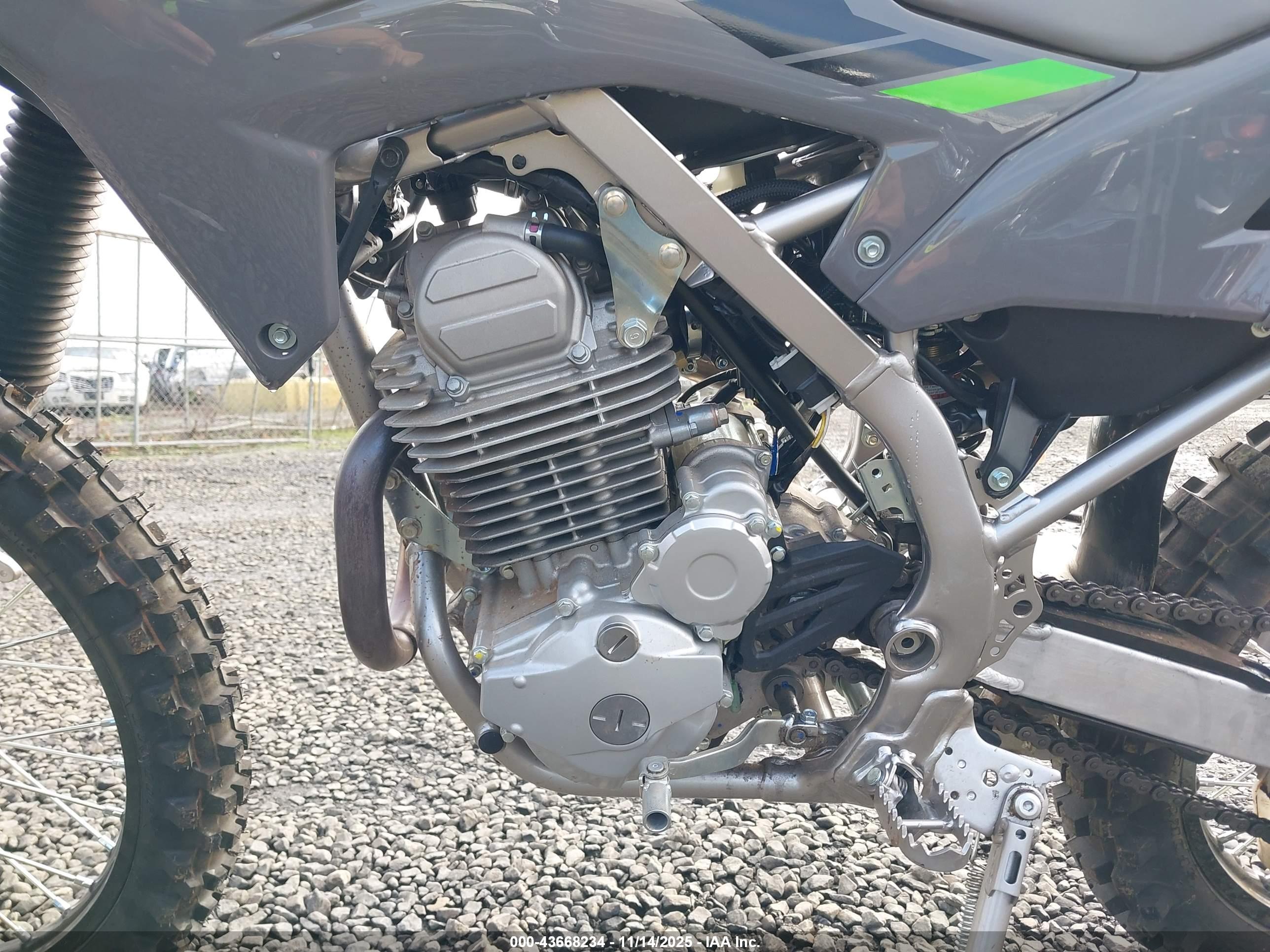 KAWASAKI KLX232 image 9