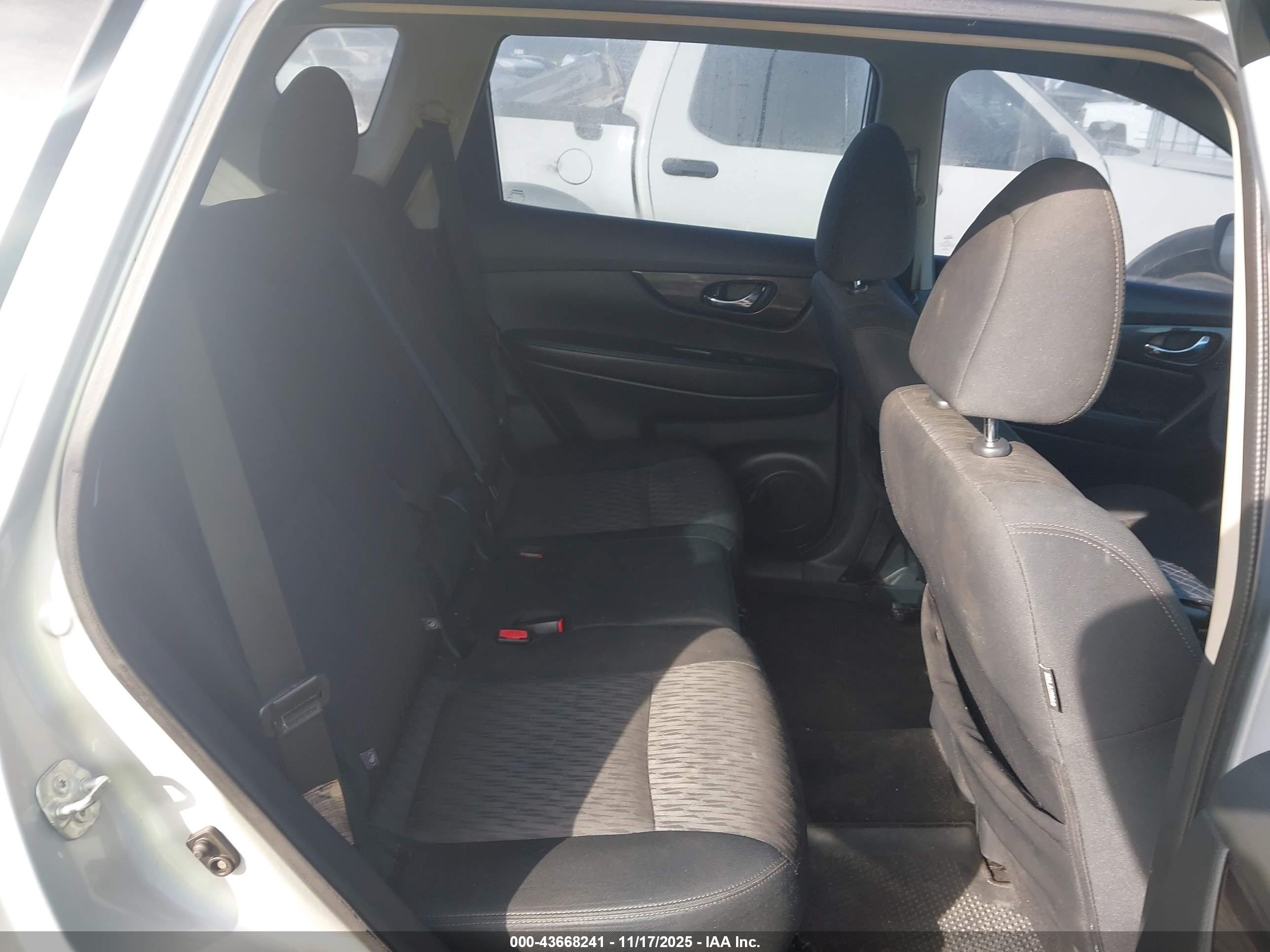 NISSAN ROGUE image 8