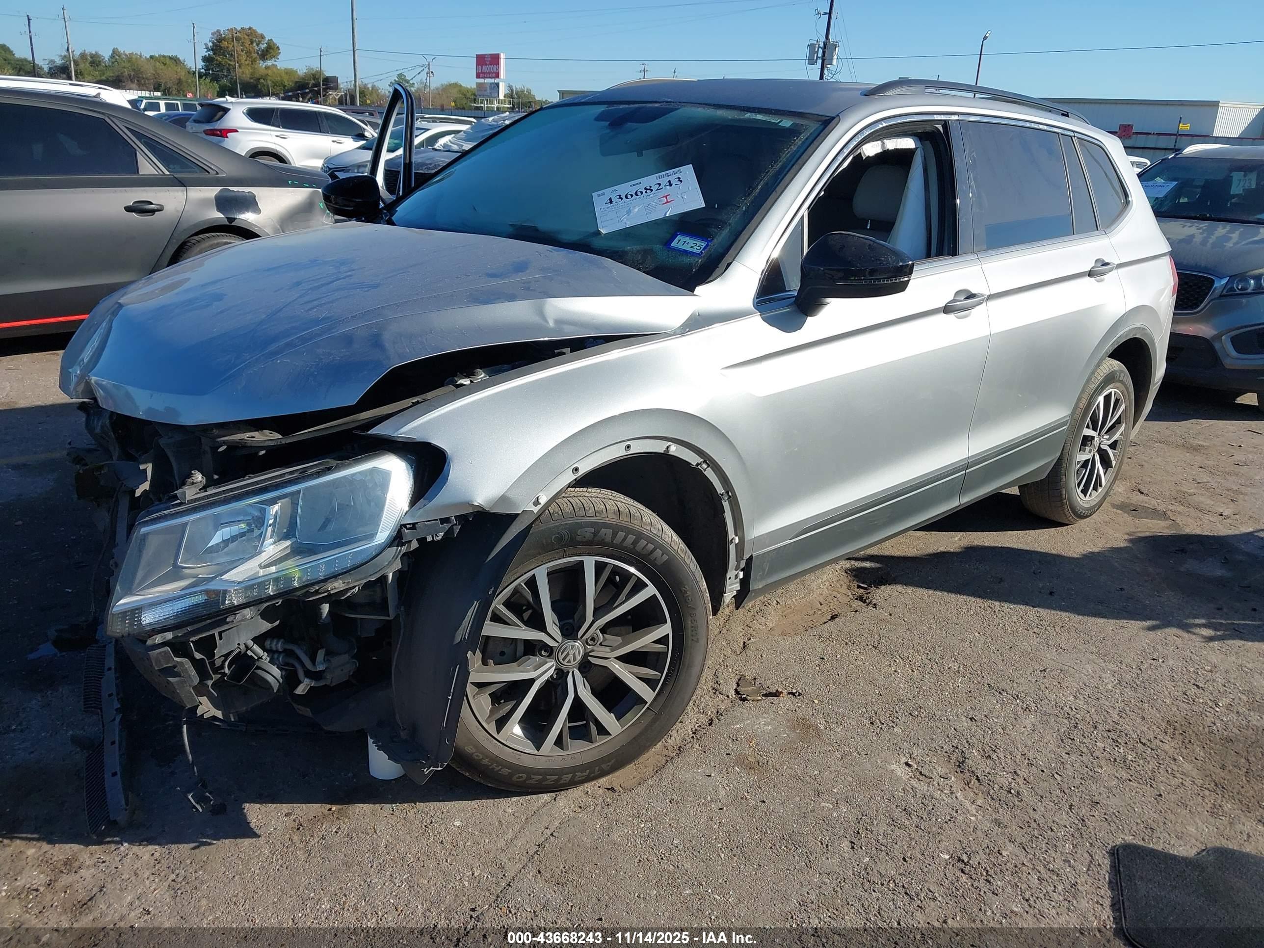 VOLKSWAGEN TIGUAN image 2