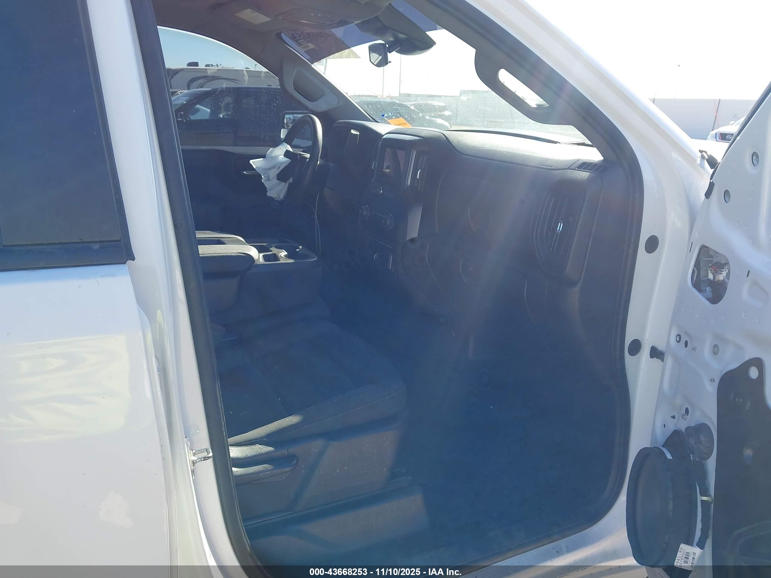 CHEVROLET SILVERADO image 5