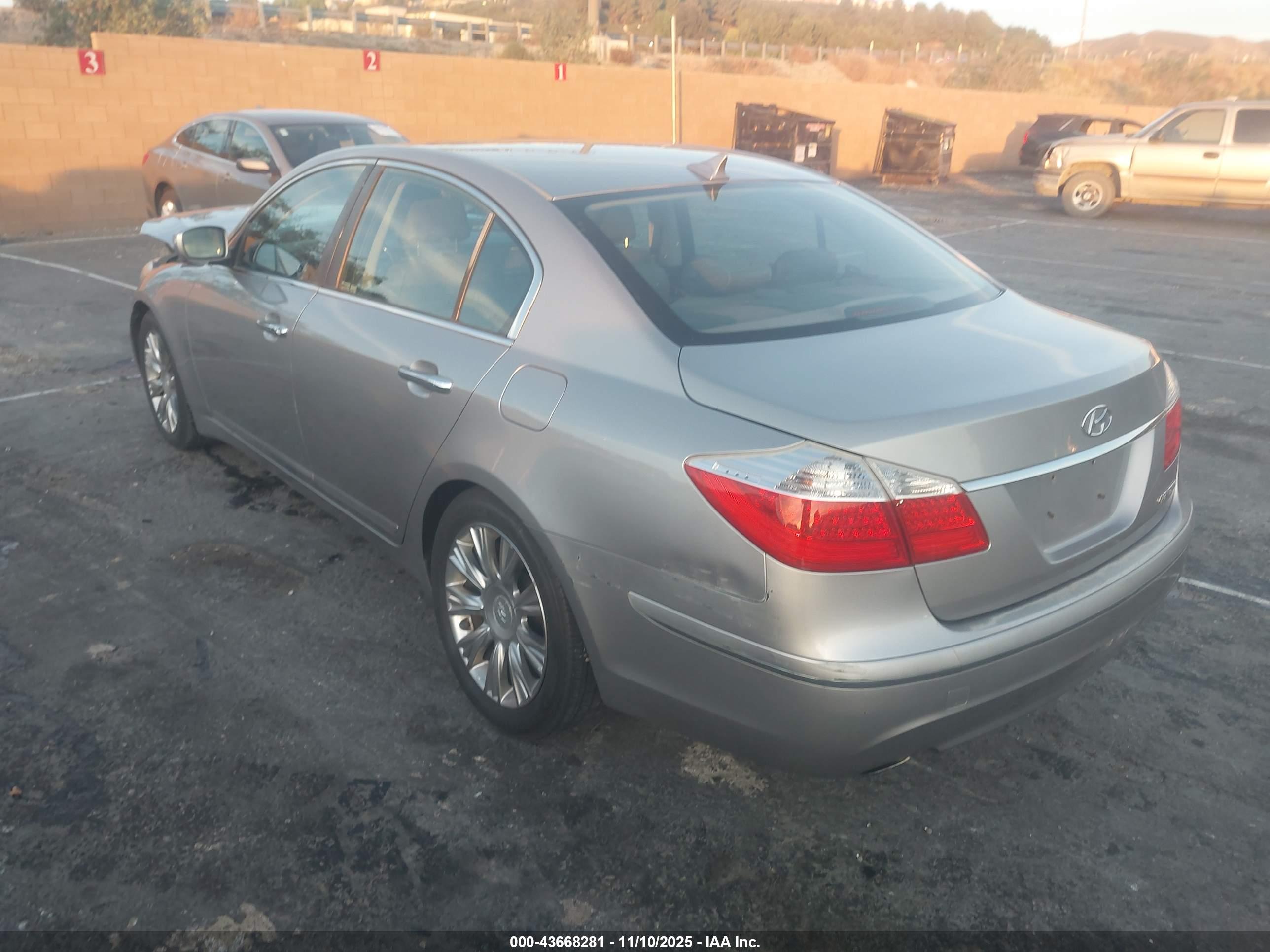 HYUNDAI GENESIS image 3