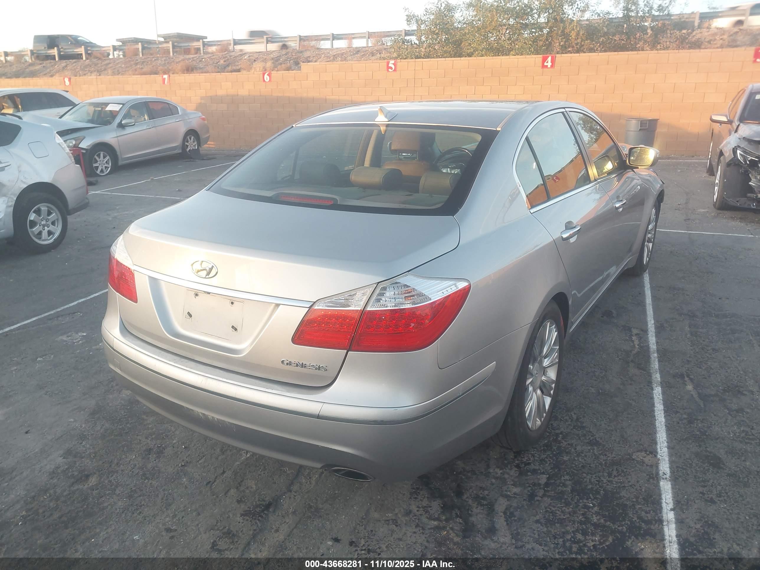 HYUNDAI GENESIS image 4