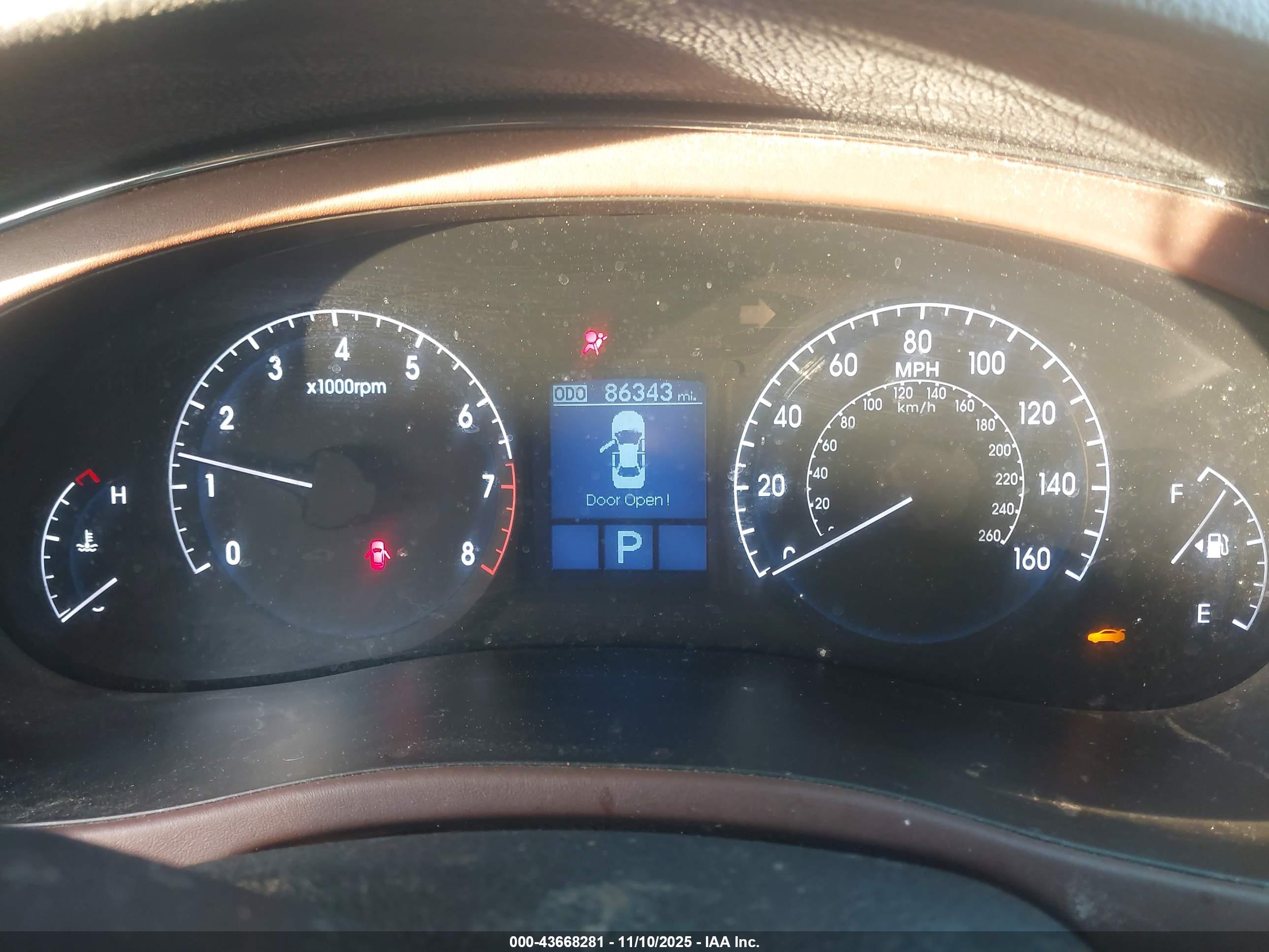 HYUNDAI GENESIS image 7
