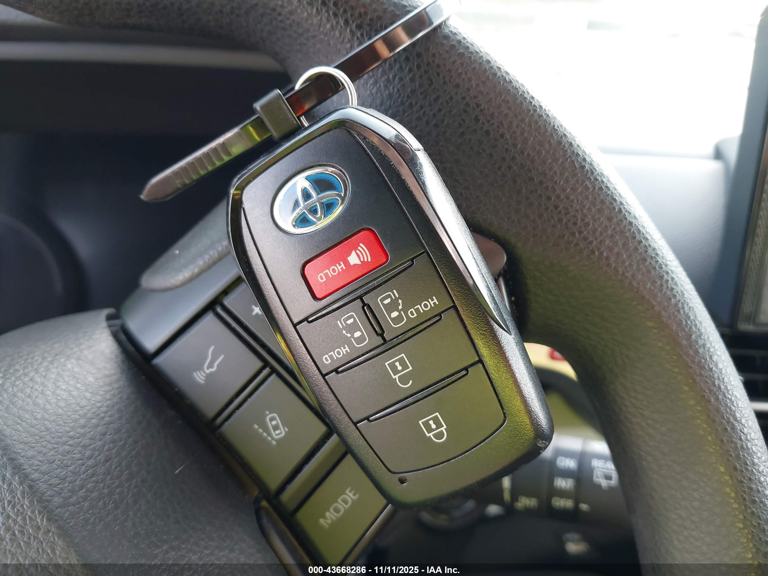 TOYOTA SIENNA image 11