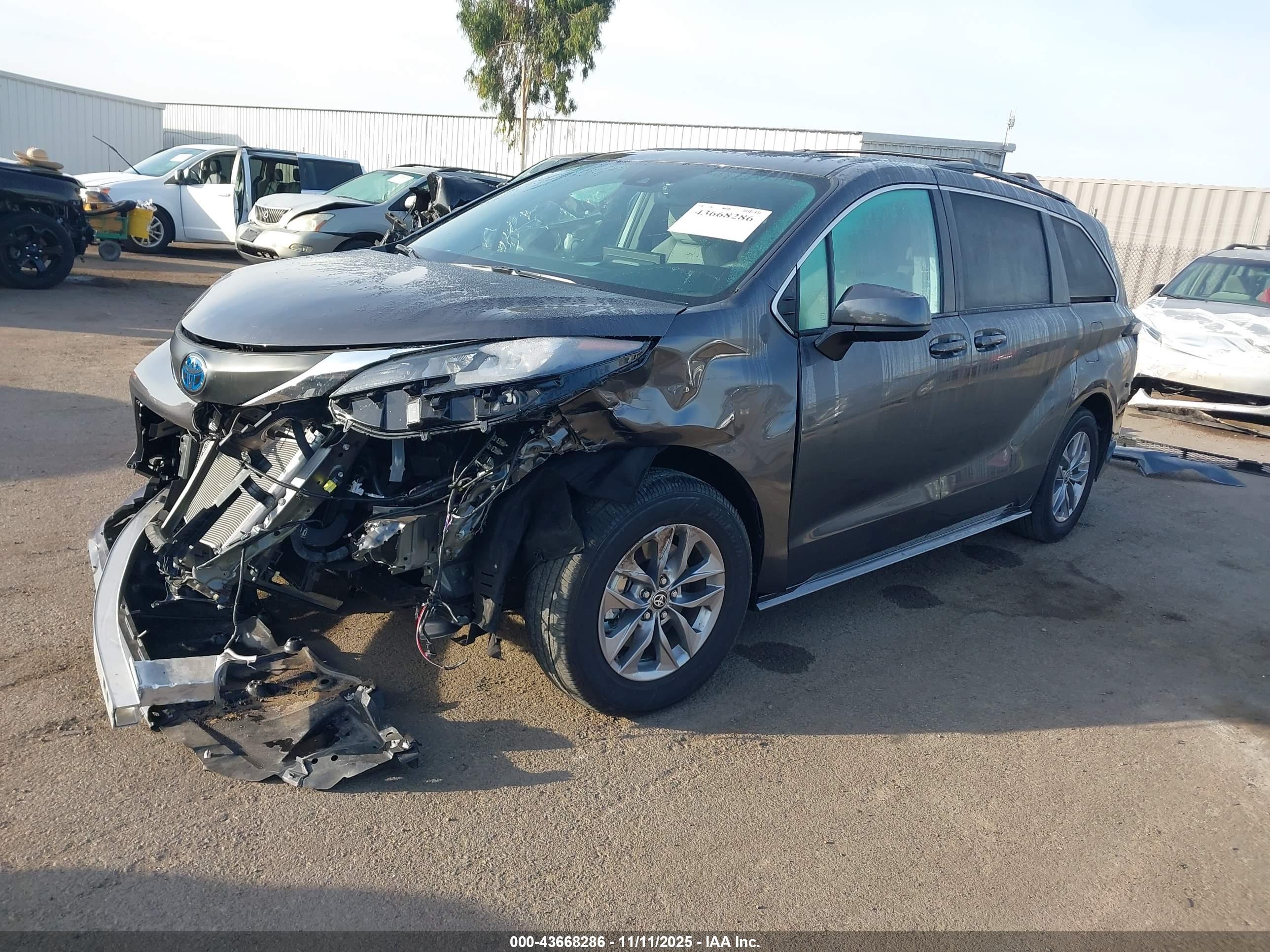 TOYOTA SIENNA image 2