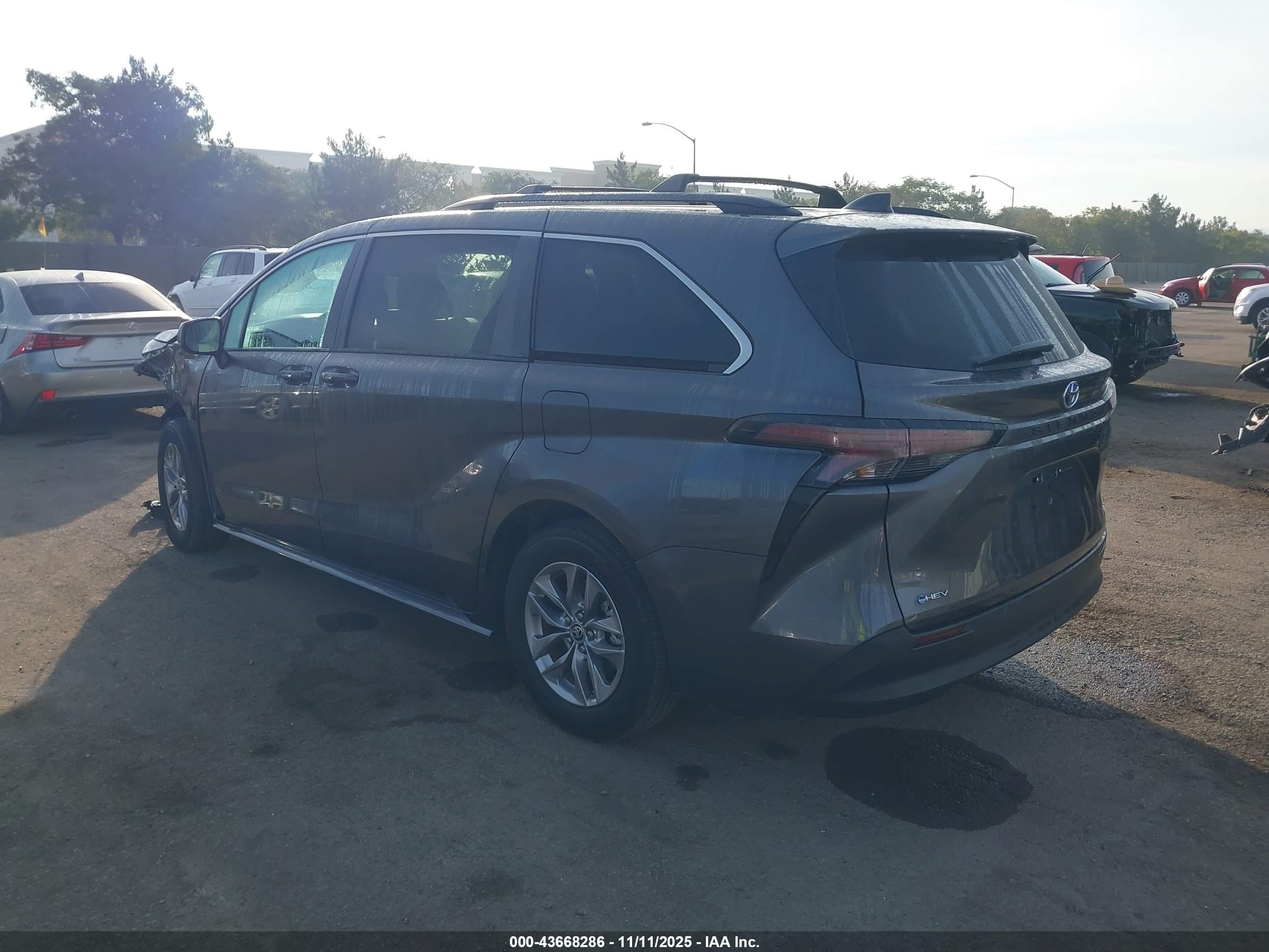 TOYOTA SIENNA image 3
