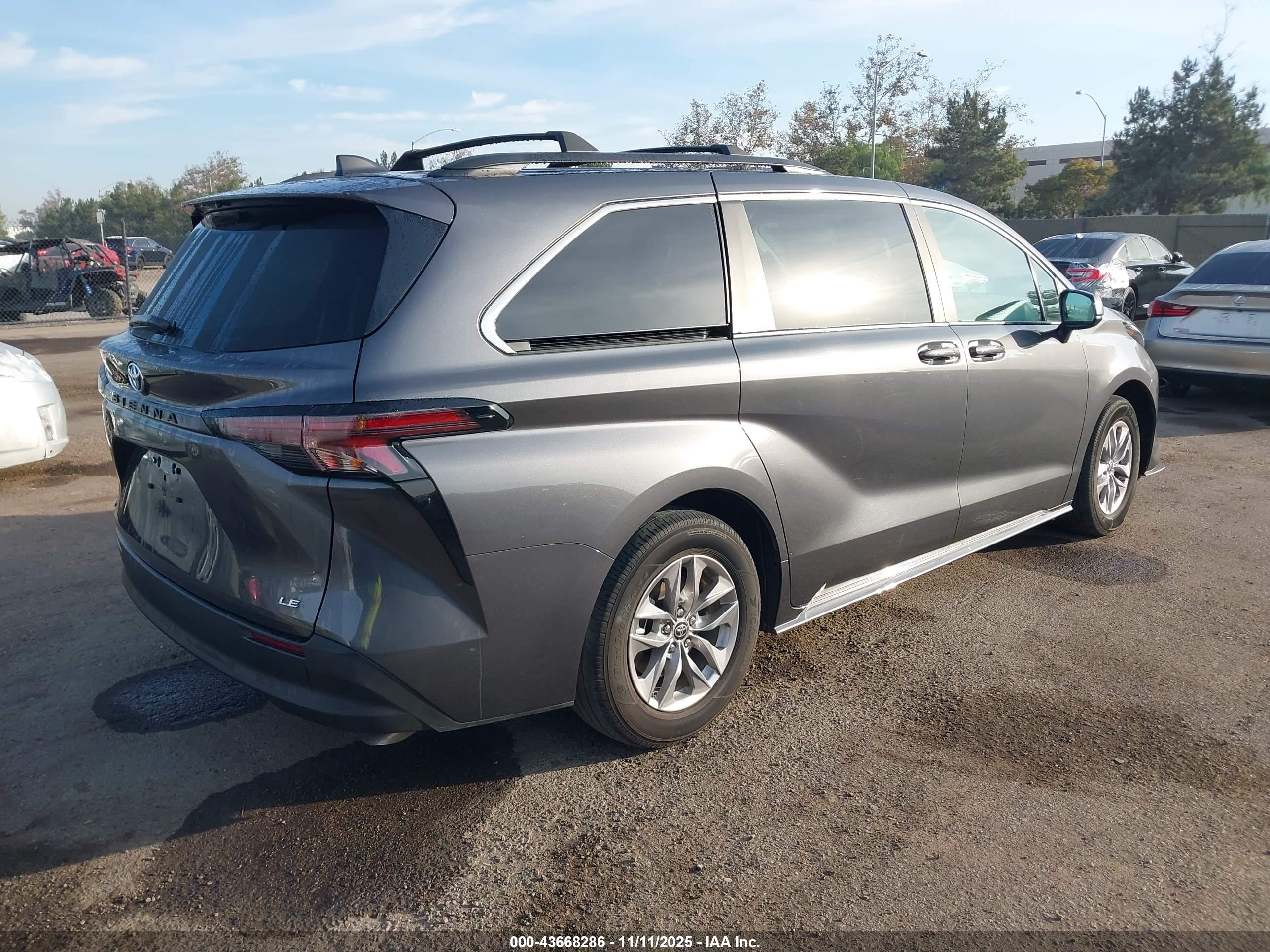 TOYOTA SIENNA image 4