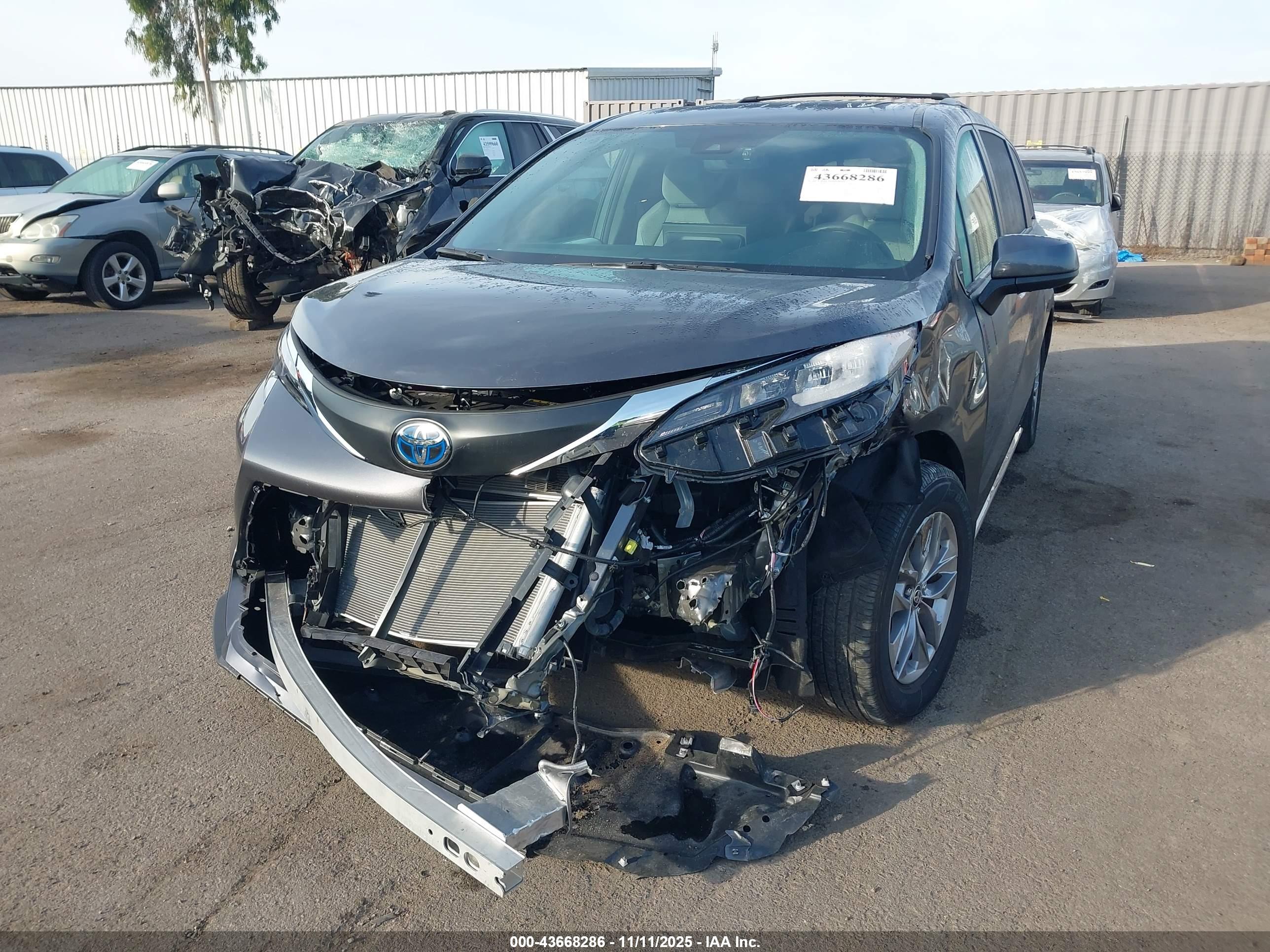 TOYOTA SIENNA image 6