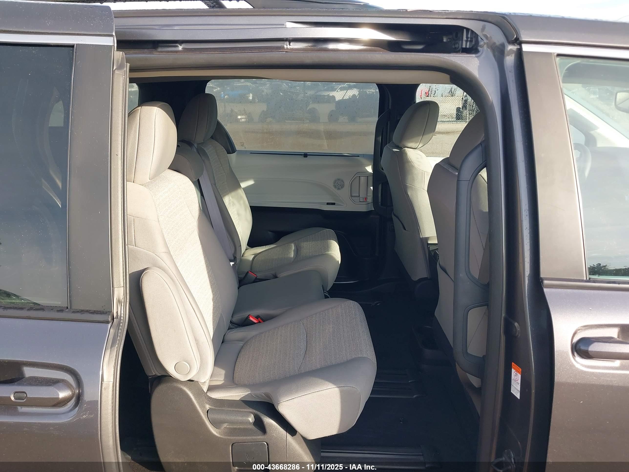 TOYOTA SIENNA image 8