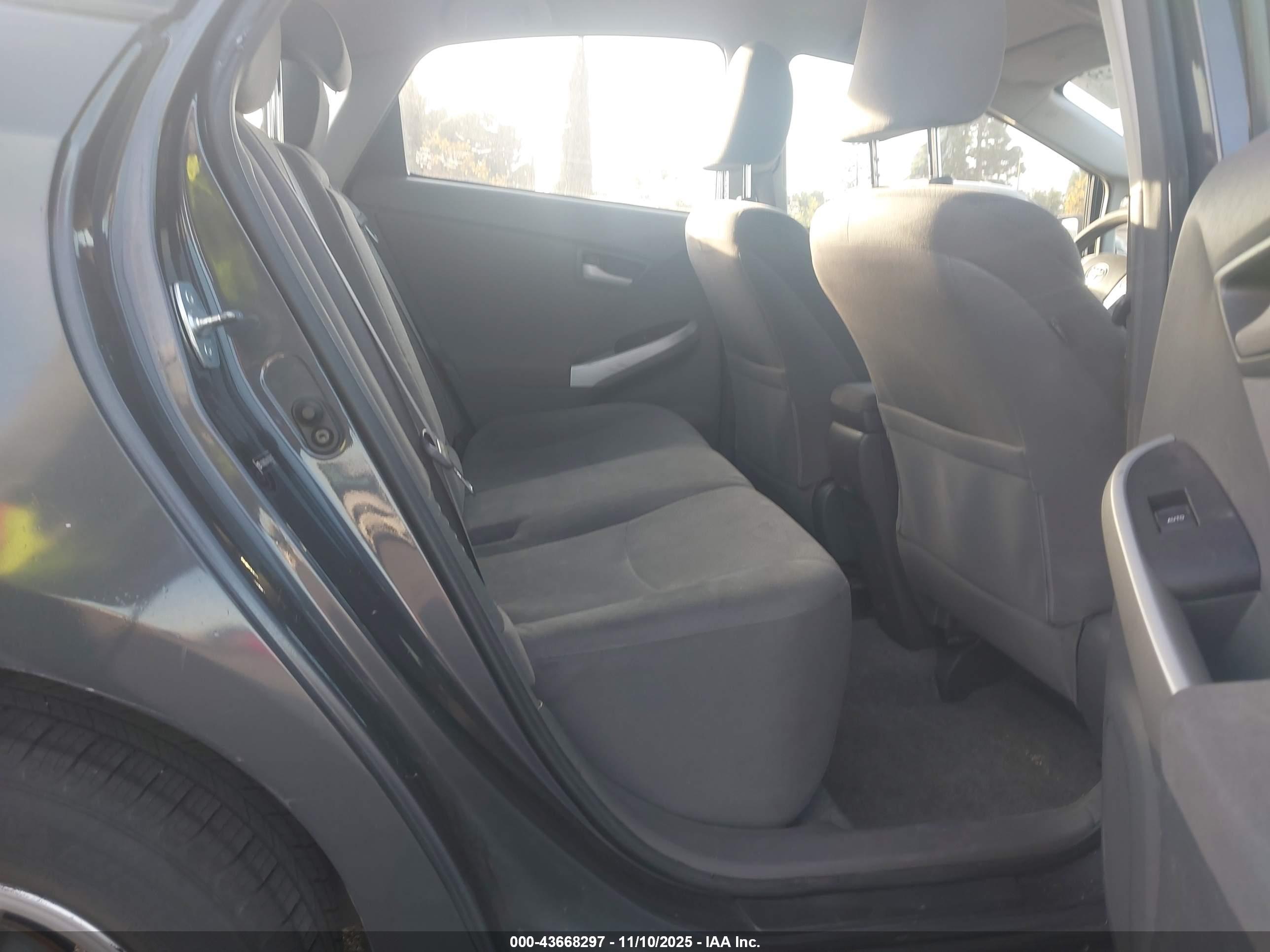 TOYOTA PRIUS image 8