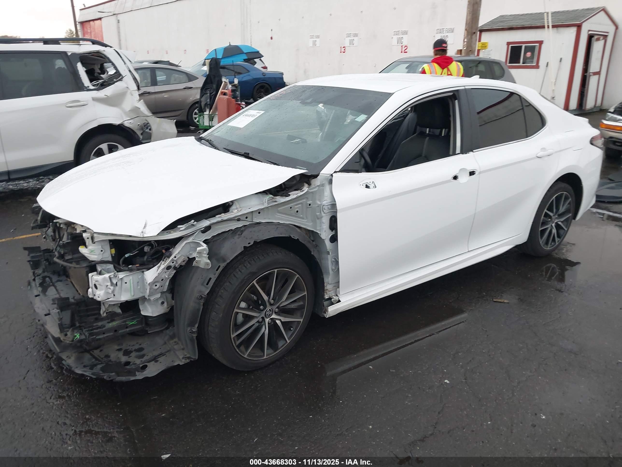 TOYOTA CAMRY image 2