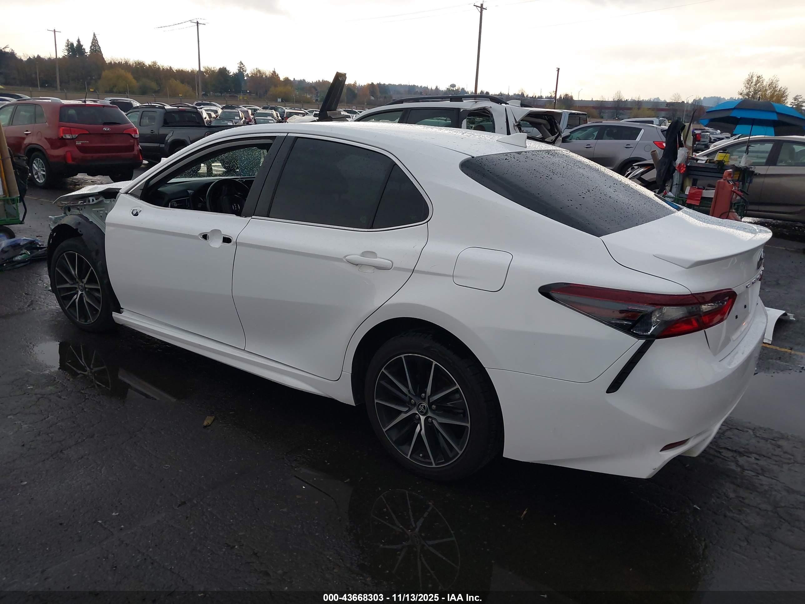 TOYOTA CAMRY image 3
