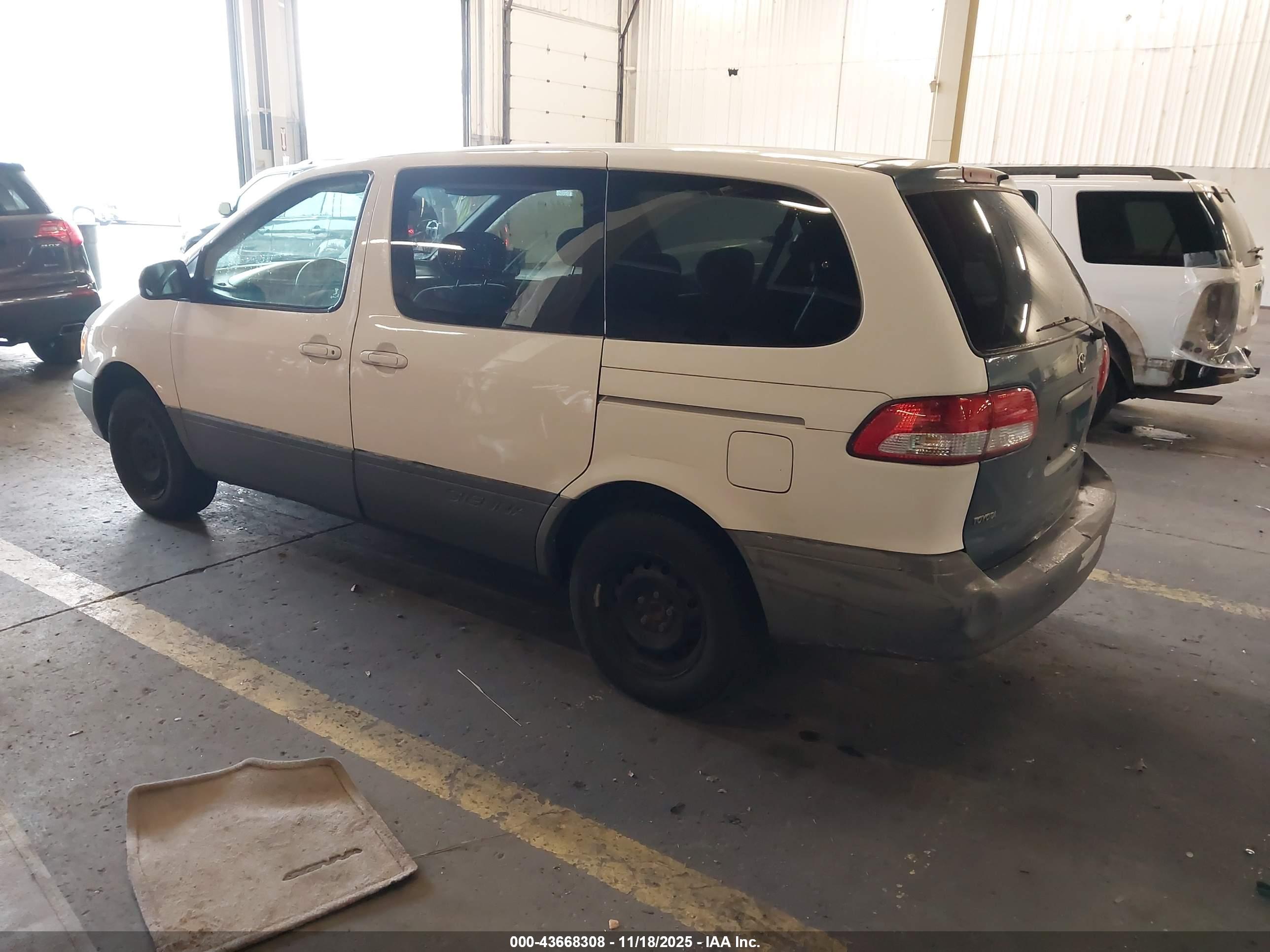 TOYOTA SIENNA image 3