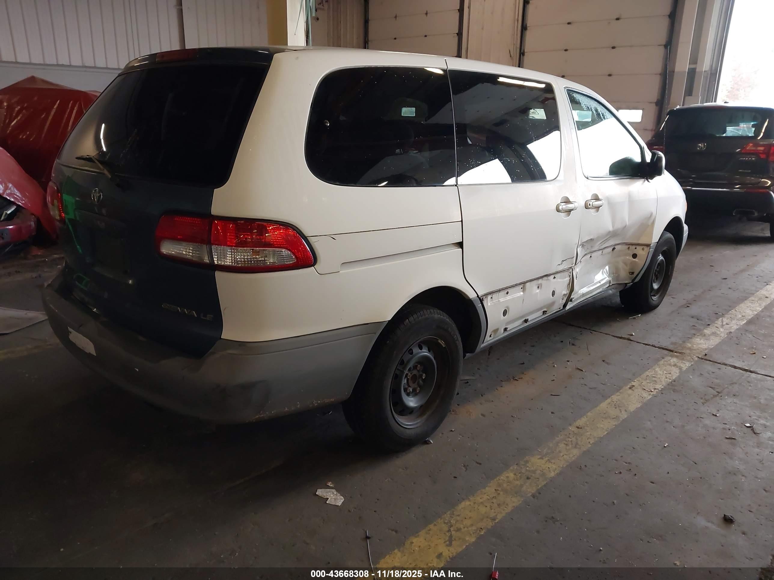 TOYOTA SIENNA image 4