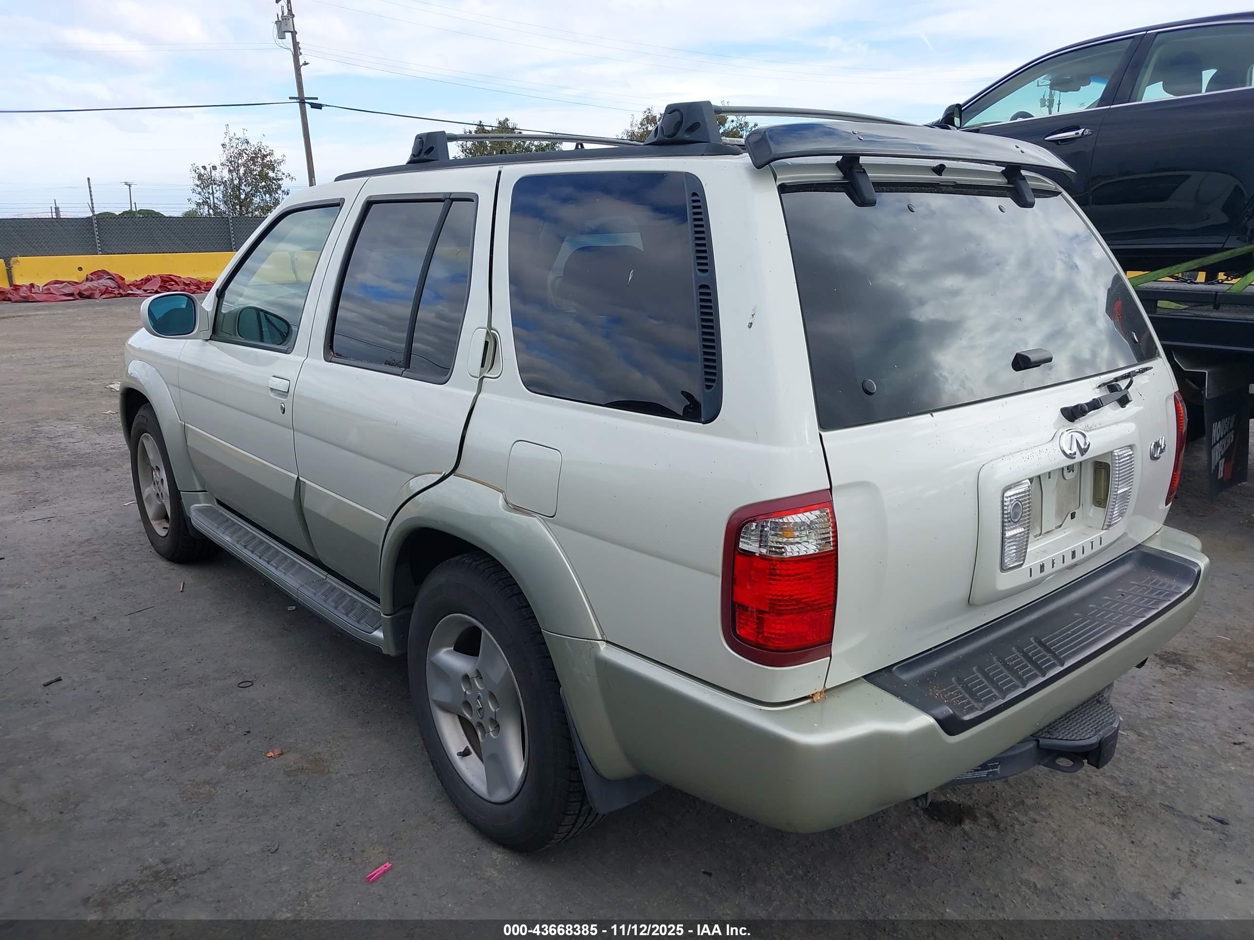 INFINITI QX4 image 3