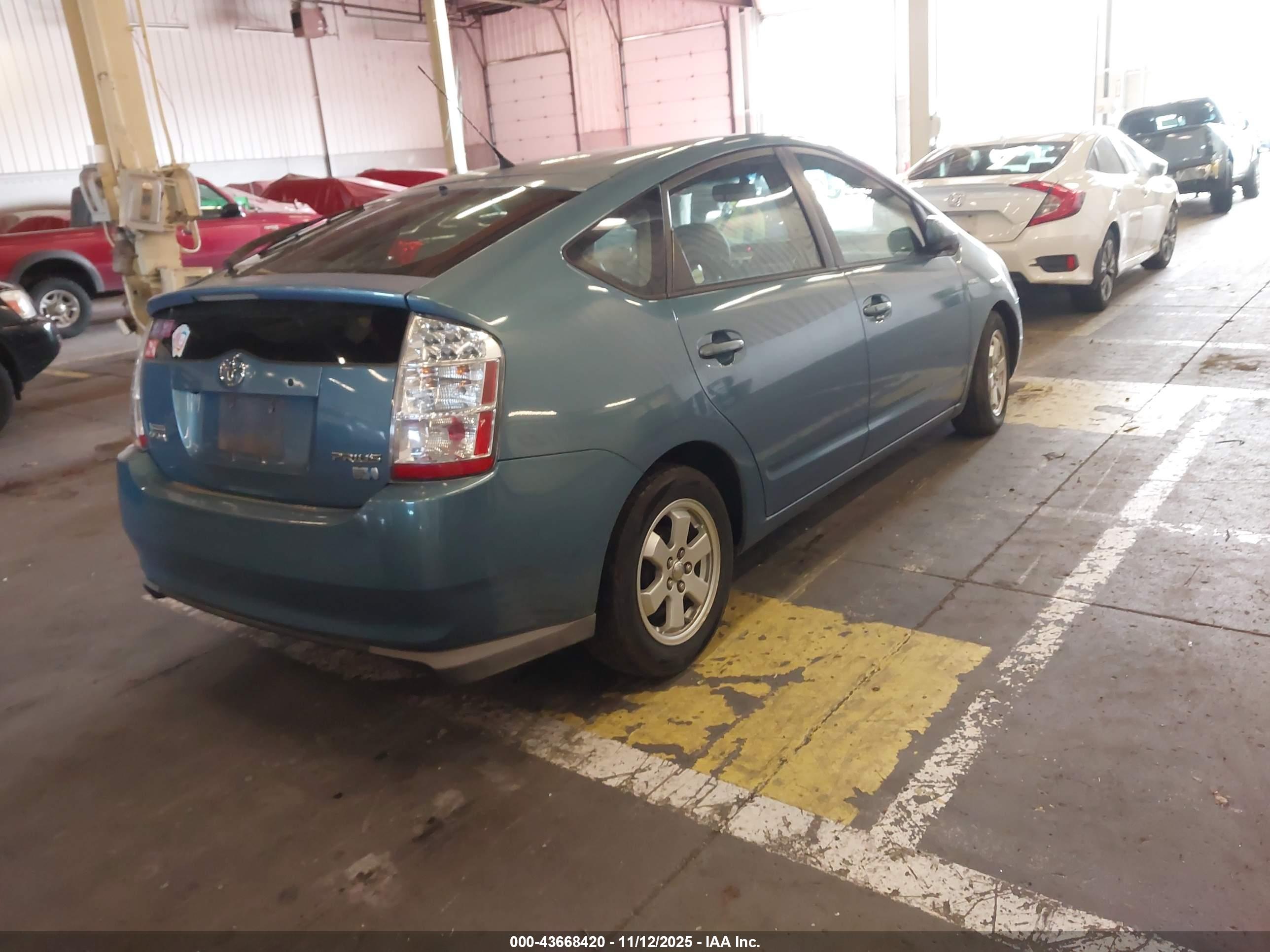 TOYOTA PRIUS image 4
