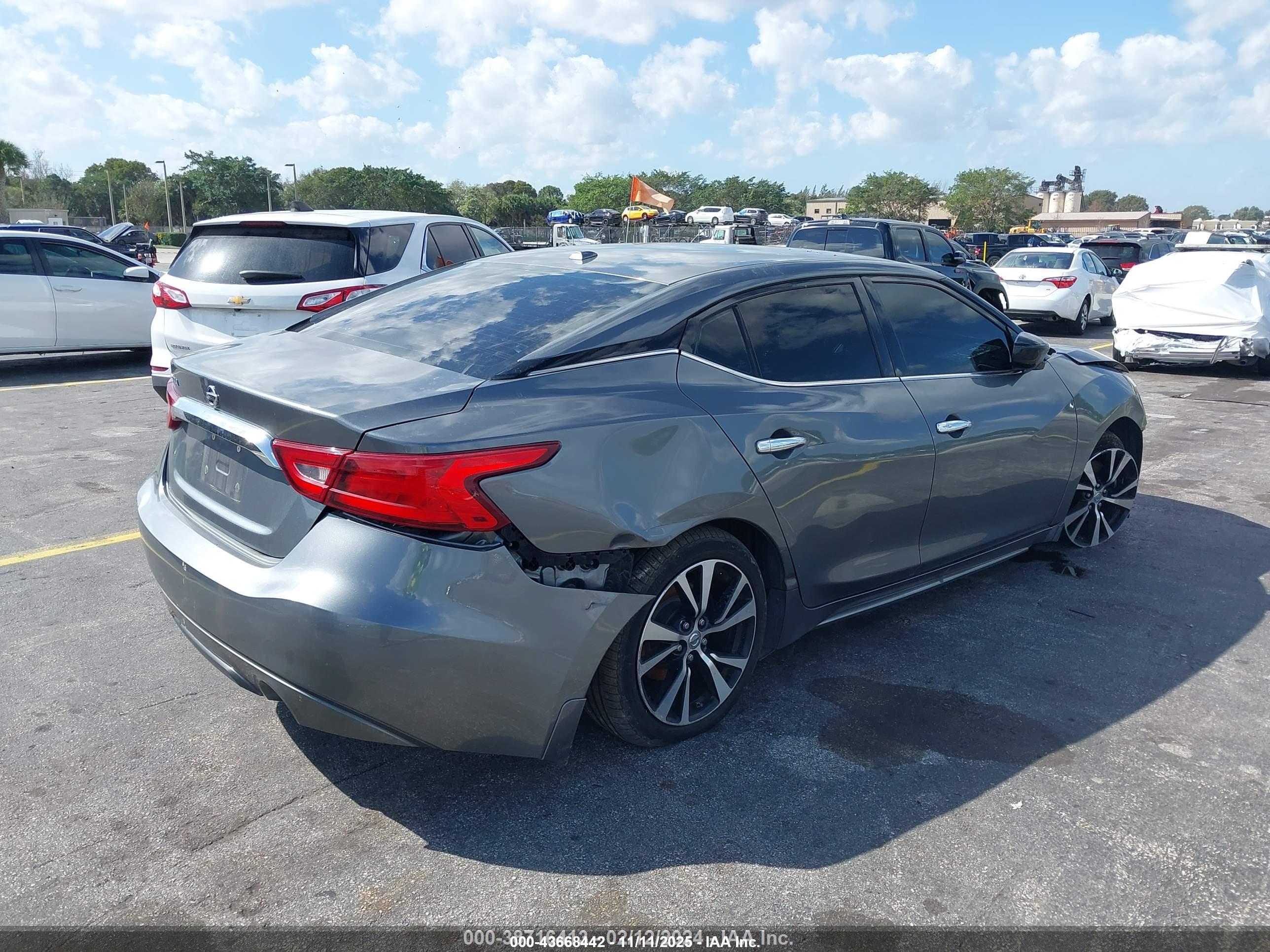 NISSAN MAXIMA image 4