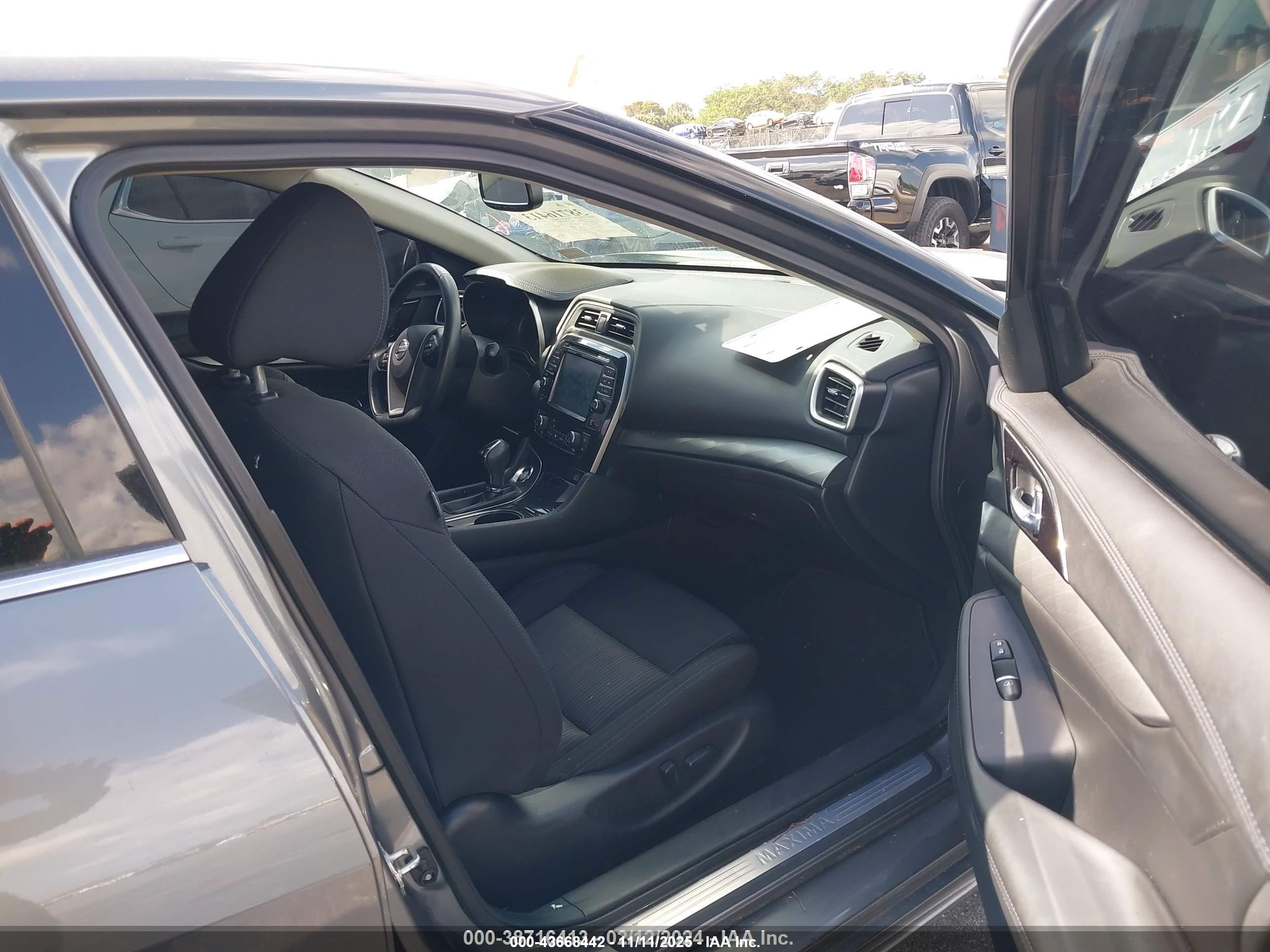 NISSAN MAXIMA image 5
