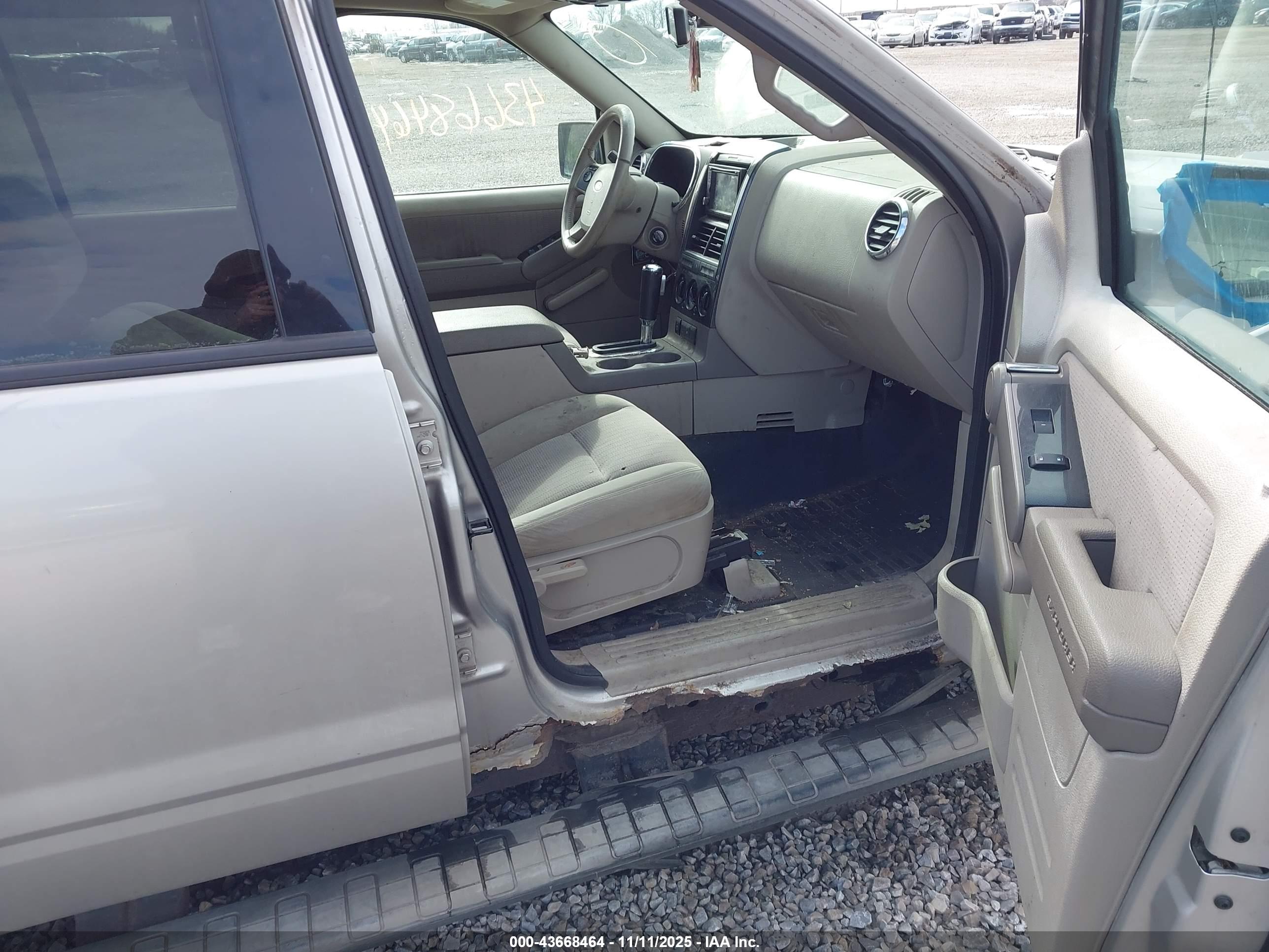 FORD EXPLORER image 5