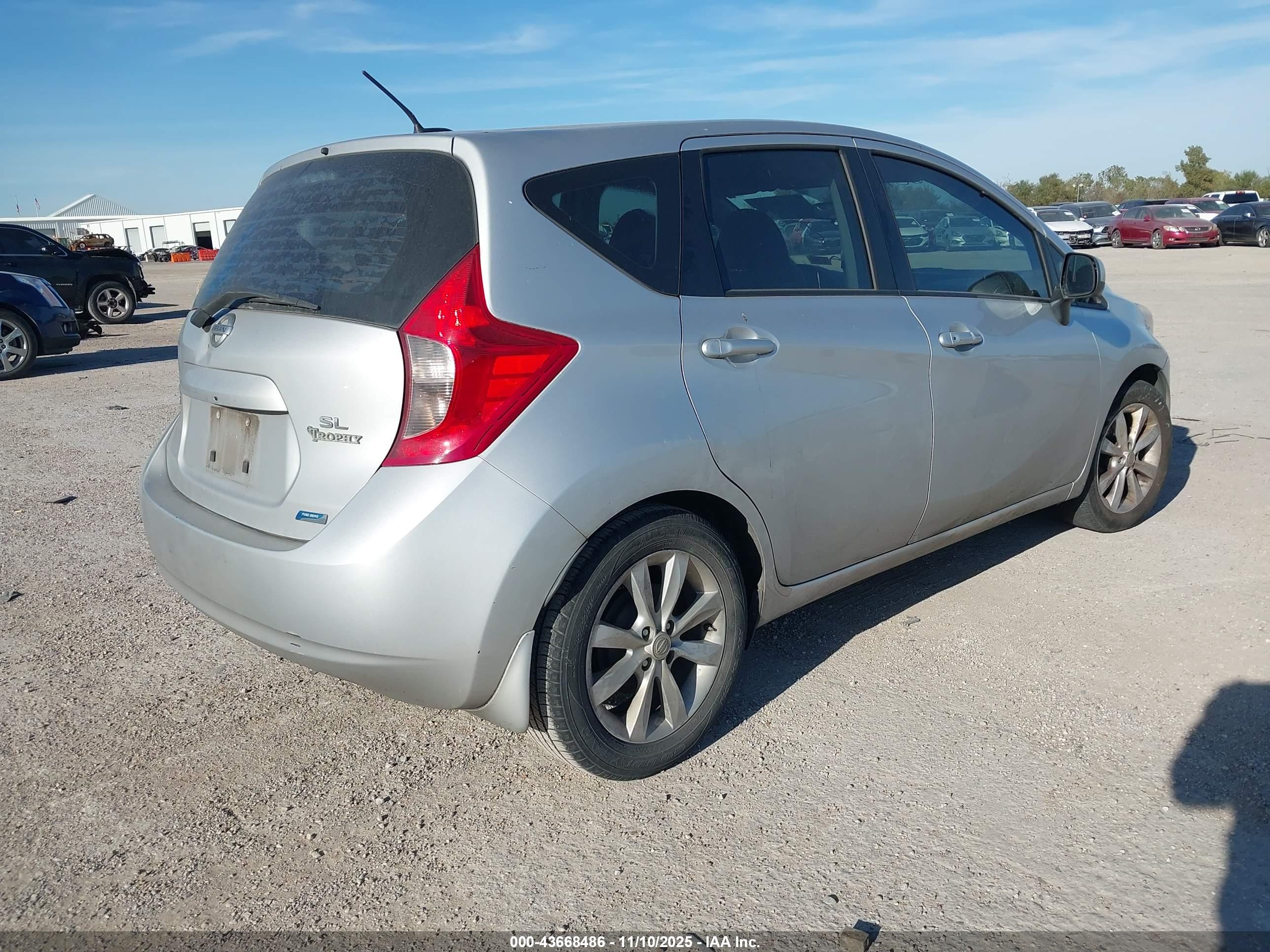 NISSAN VERSA image 4