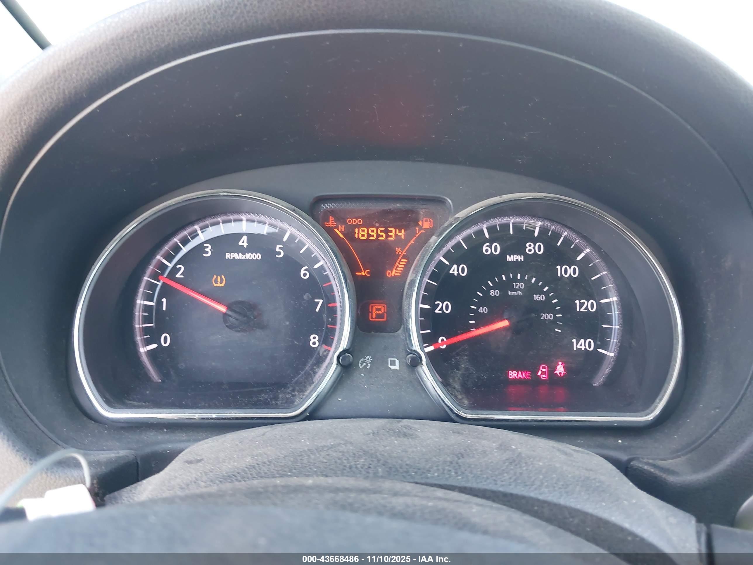 NISSAN VERSA image 7