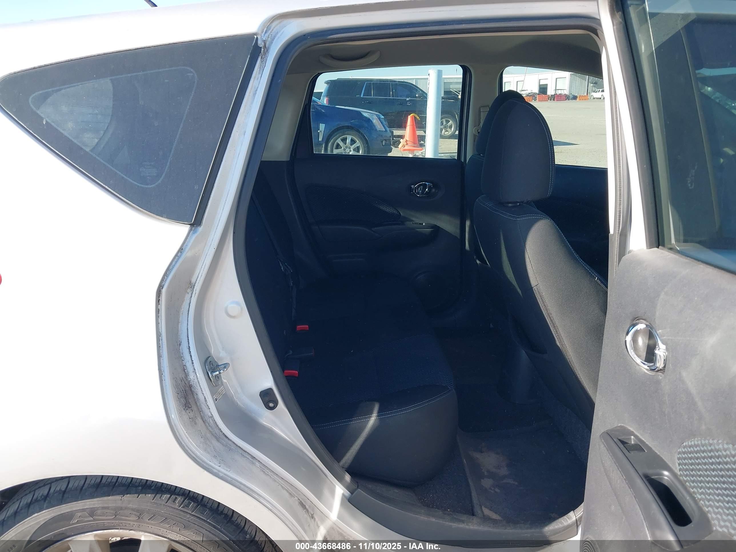NISSAN VERSA image 8
