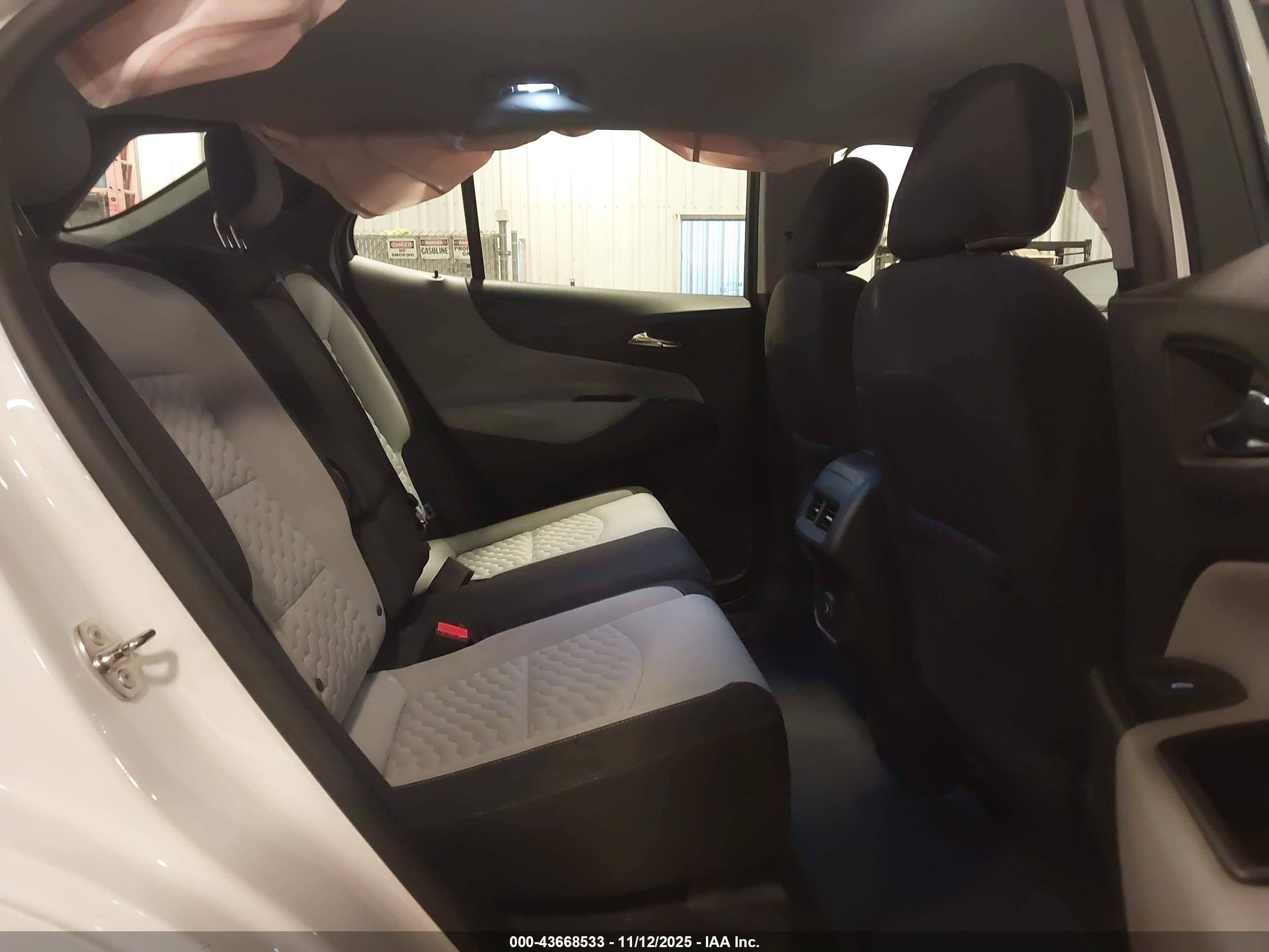 CHEVROLET EQUINOX image 8