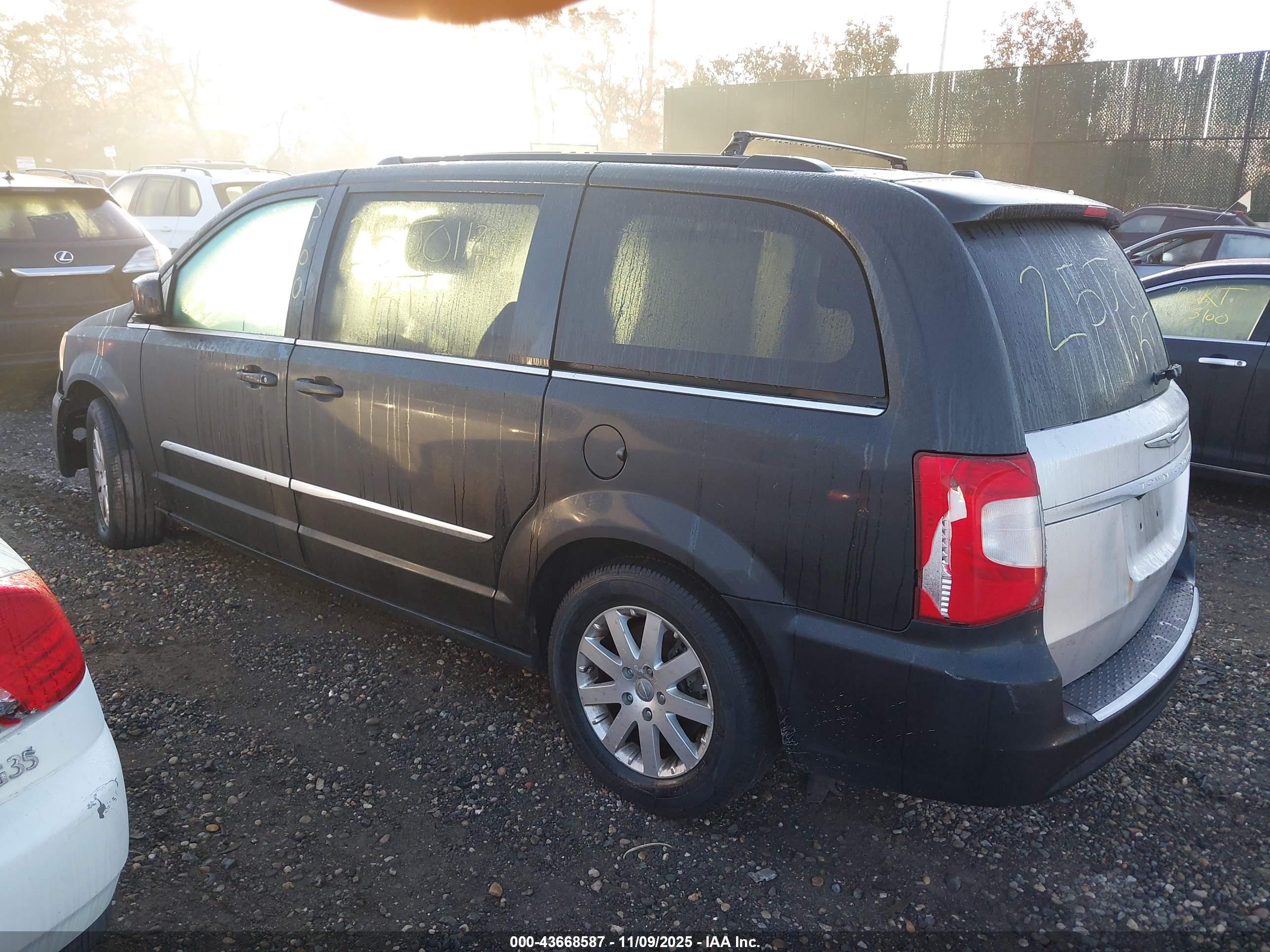 CHRYSLER TOWN image 3