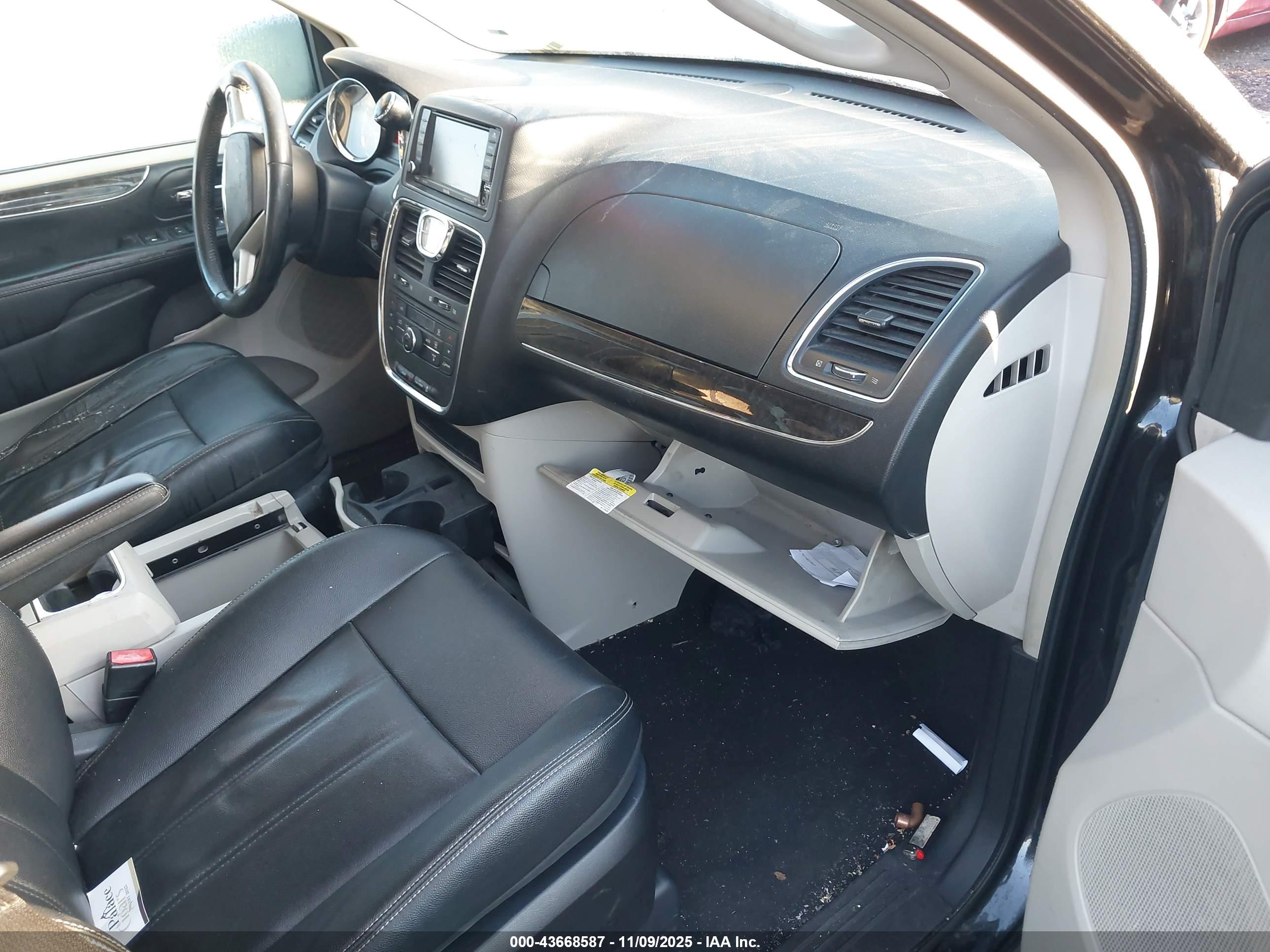 CHRYSLER TOWN image 5