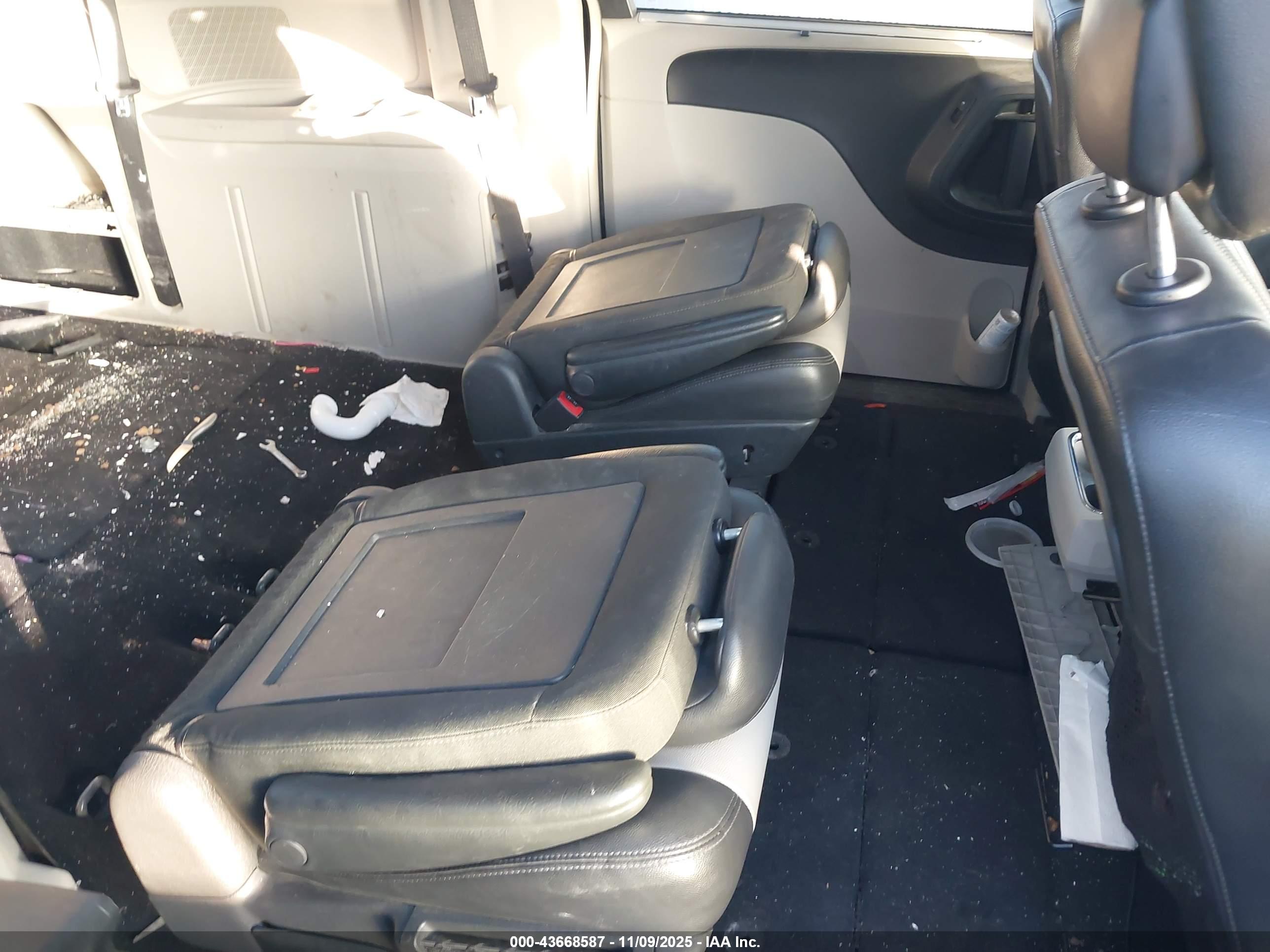 CHRYSLER TOWN image 8