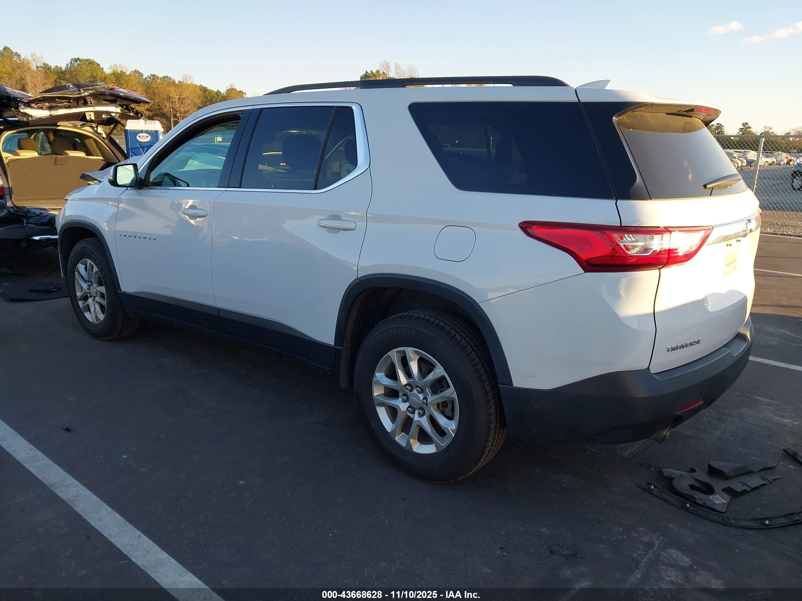 CHEVROLET TRAVERSE image 3